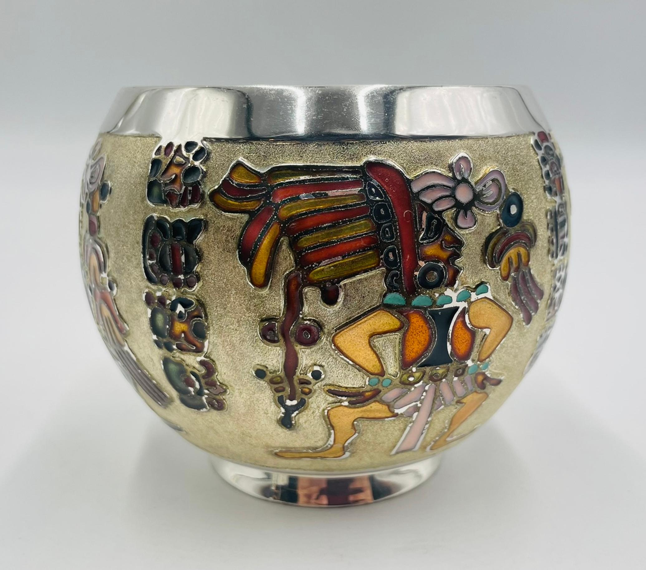 Una straordinaria ciotola/vaso placcata in argento e smalto, progettata e realizzata a mano a Taxco, in Messico, dal rinomato artigiano Miguel Pineda. Questo pezzo vintage mostra l'approccio caratteristico di Pineda alla metallurgia modernista