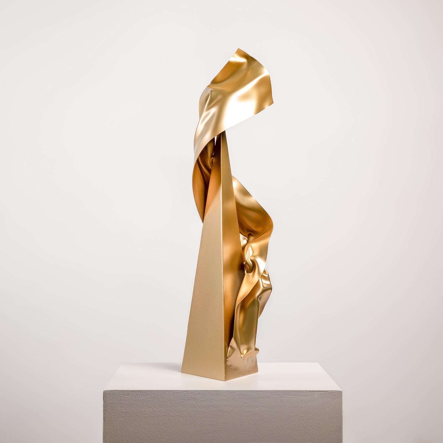 64 x 20 x 19 cm 
Peinture PetG et Metal Gold

Basé à Lisbonne, Miguel Rodrigues est connu pour avoir développé un style artistique très innovant et personnel : l'hyperbaroque. Ses sculptures hyperbaroques convoquent la conjonction baroque du