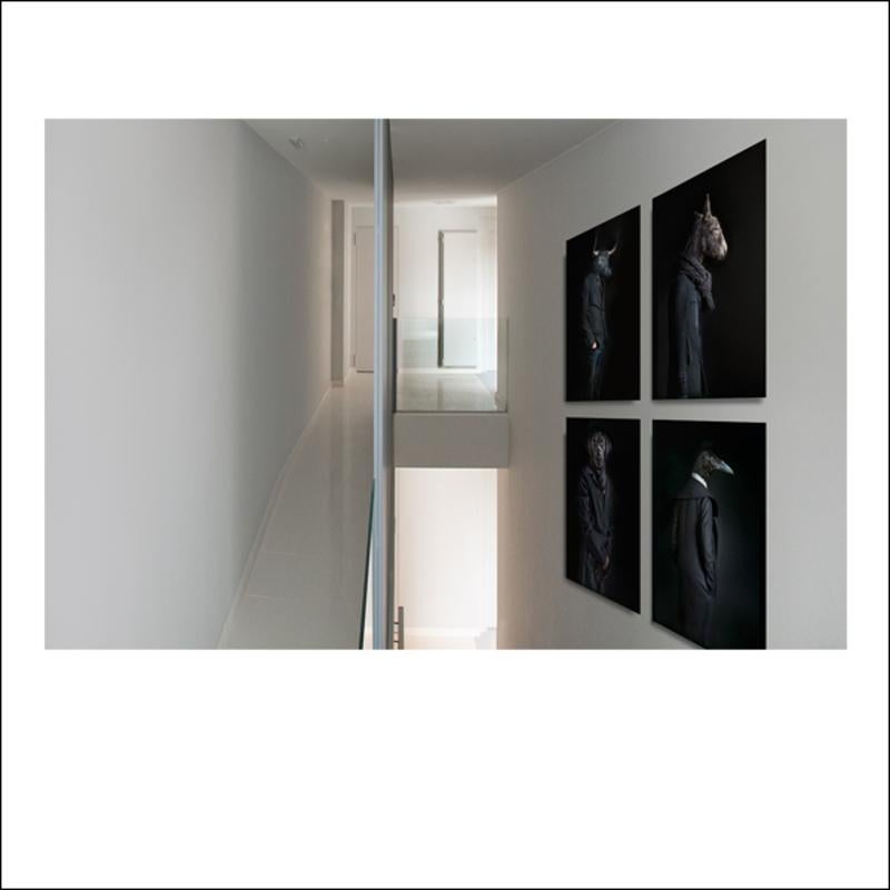 Portrait d'art contemporain de Miguel Vallinas Roots N 20 Photographie noir et rouge en vente 3