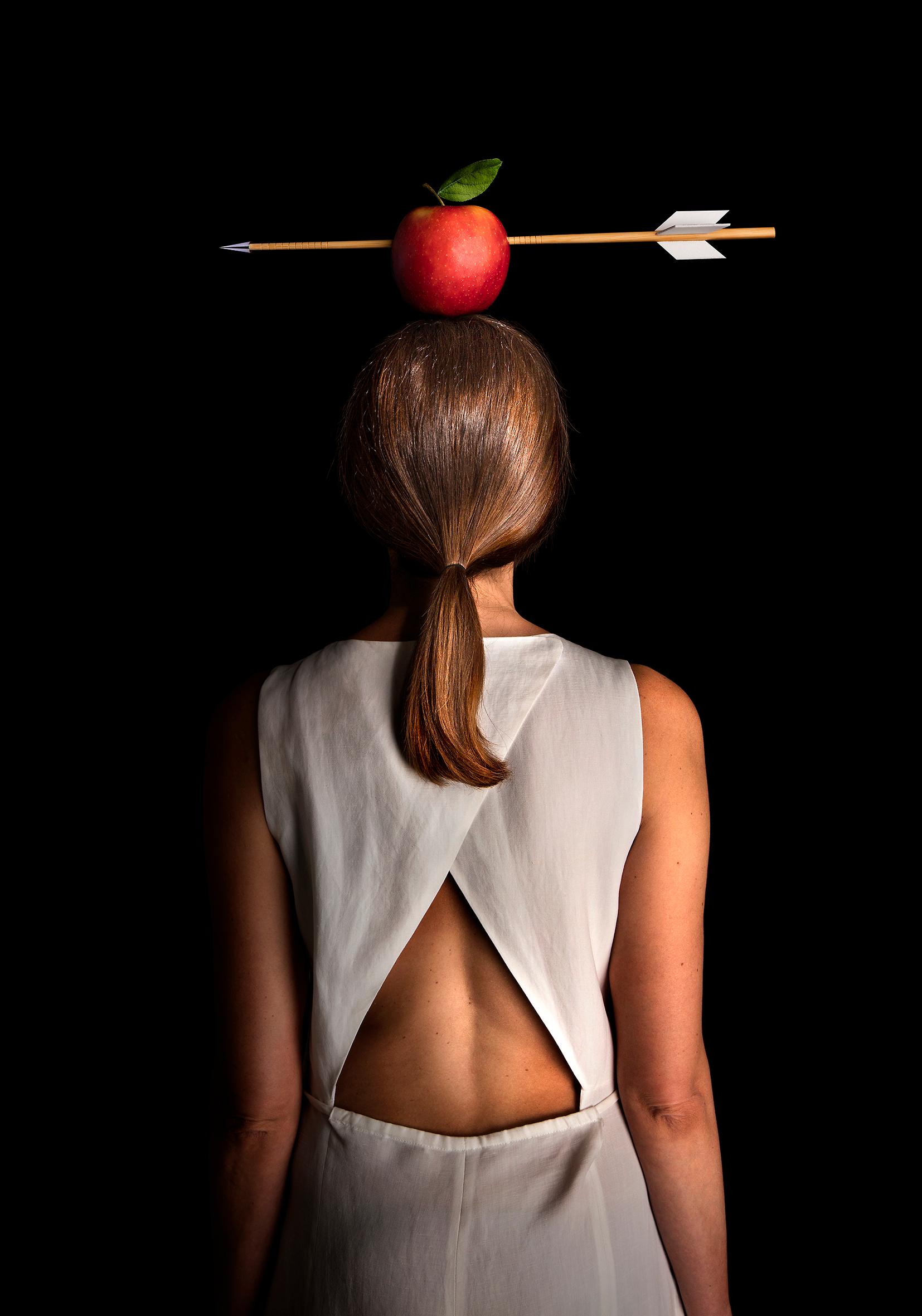 Flecha y manzana – Photograph von Miguel Vallinas