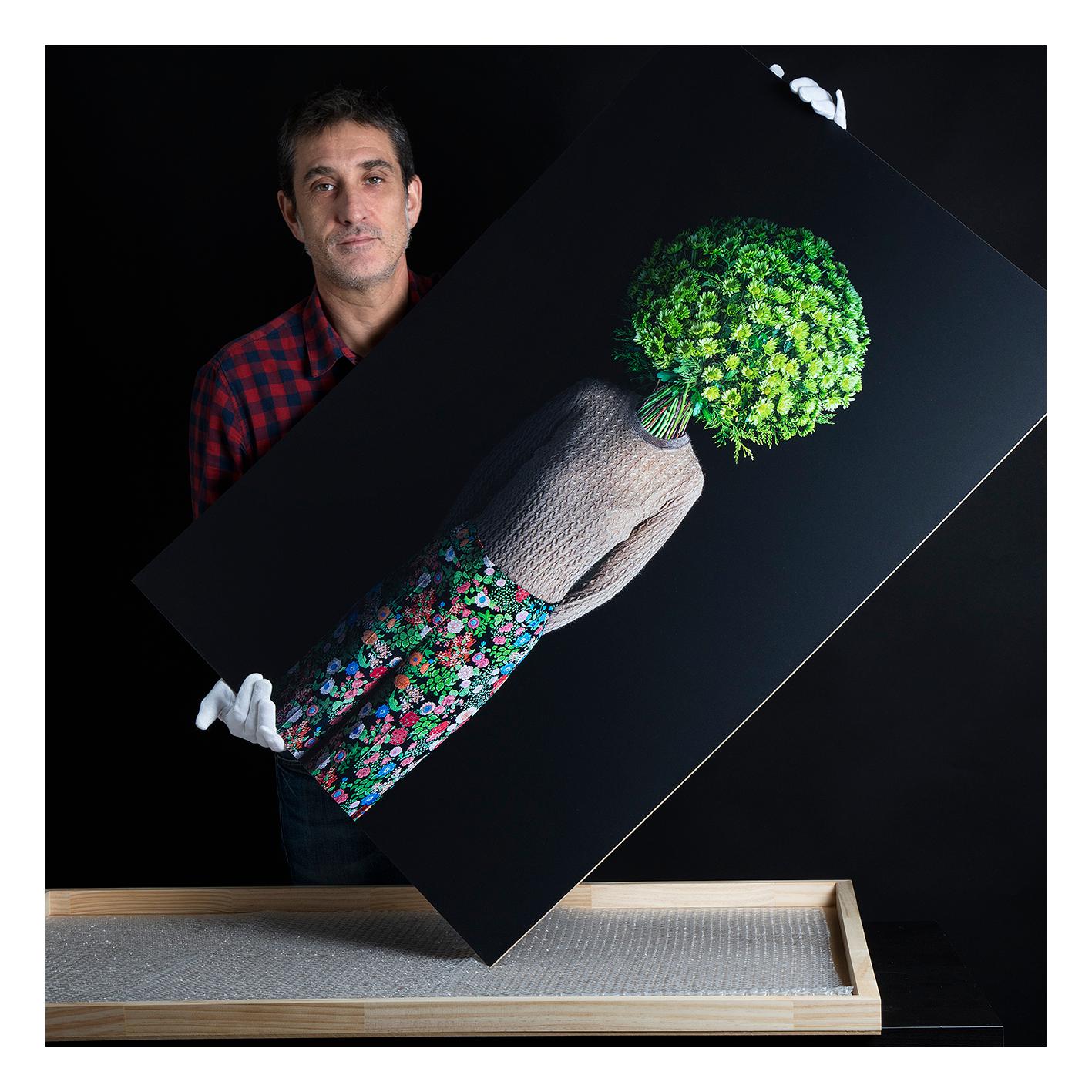 Roots N 28 - Contemporary, Miguel Vallinas, Bois, Portrait, Photographie en couleur en vente 3