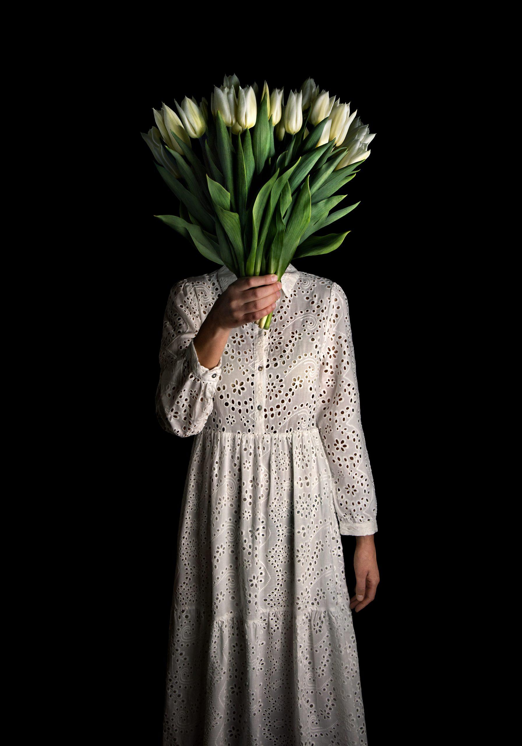Weiße Tulpen – Photograph von Miguel Vallinas
