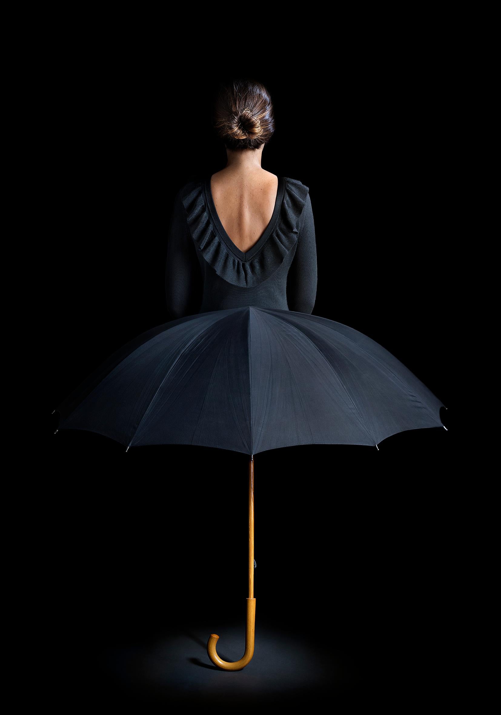 Miguel Vallinas Figurative Photograph – Du bist derjenige, der vor dem Regen schützt
