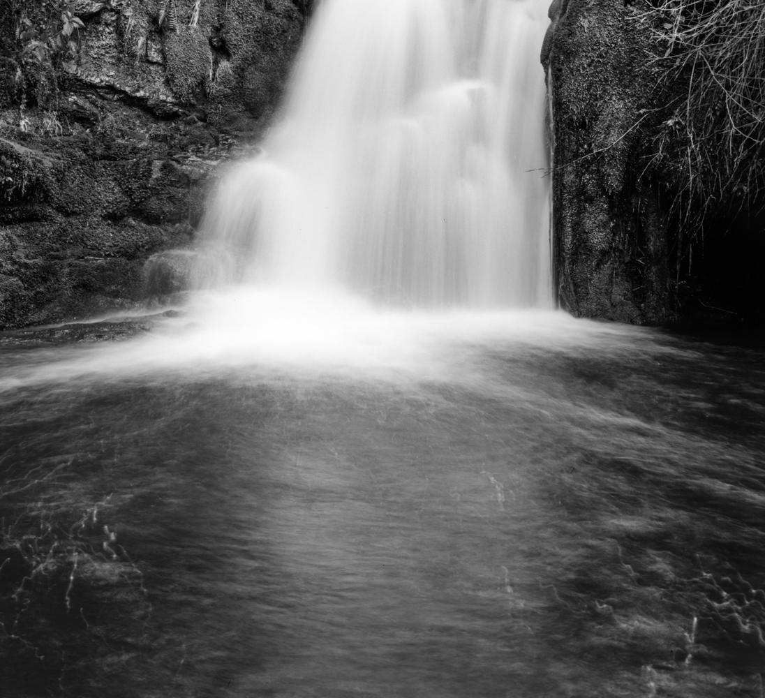Cascada, Gachantivá. Pigmentdruck (Schwarz), Landscape Photograph, von Miguel Winograd 