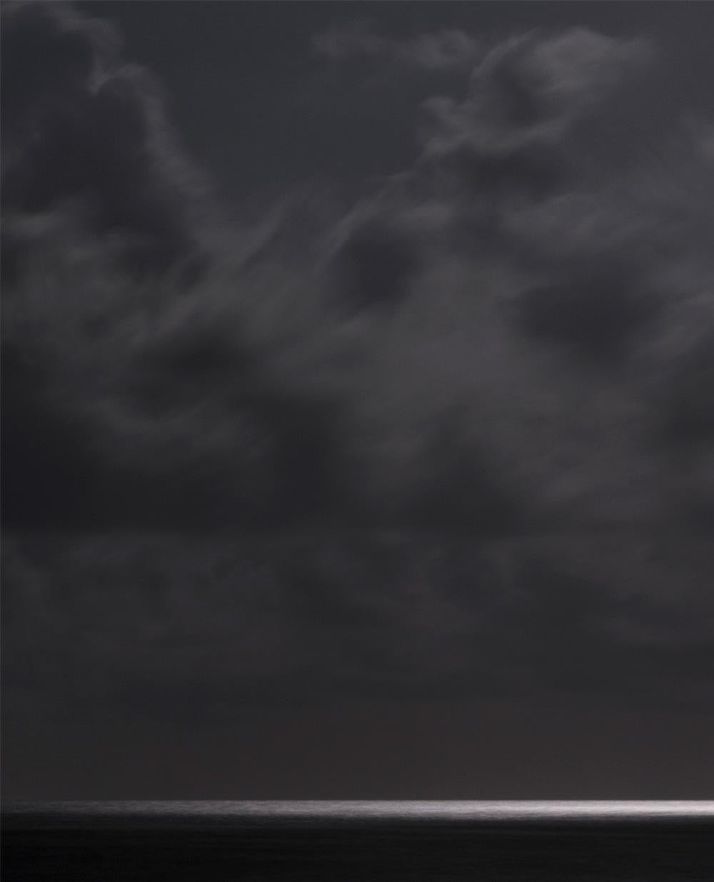 Moonrise II, aus der Serie Mares – Photograph von Miguel Winograd 