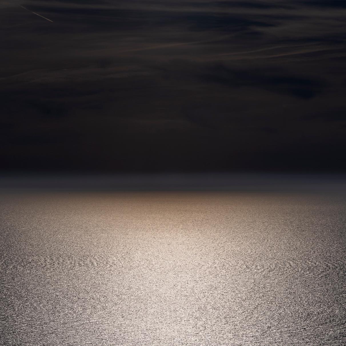 Sol Mallorca et Moonrise I, Diptyque, 2023 par Miguel Winograd 
De la série Mares
Impression pigmentaire d'archives sur papier d'art
Taille totale : 43 in H x 72 in W 
Taille individuelle : 43 in H x 36 in W 
Edition de 7 + 2AP

Édition couleur
Non
