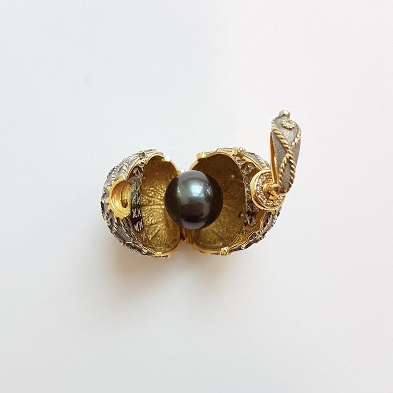 Mihail Chemiakin 12.69 Carat Black Pearl Diamonds 18 Karat Yellow Gold Pendant For Sale 2