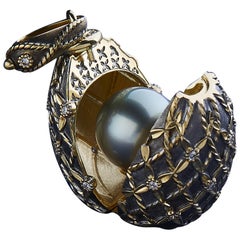 Mihail Chemiakin 12.69 Carat Black Pearl Diamonds 18 Karat Yellow Gold Pendant