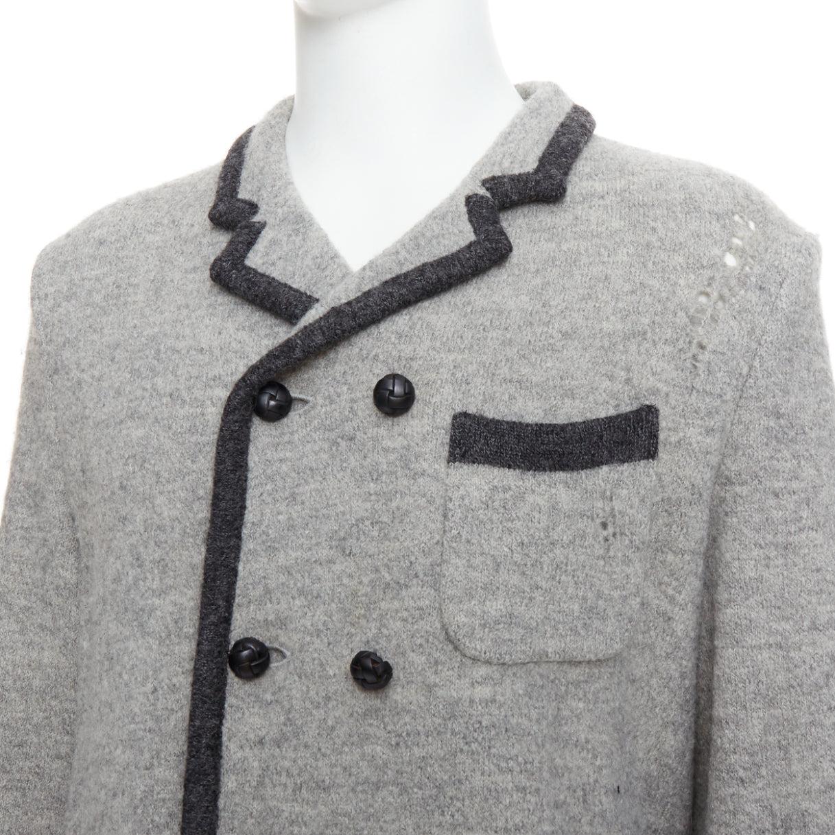 MIHARA YASUHIRO blazer grège gris en laine vieillie L
Référence : PRCG/A00038
Marque : Mihara Yasuhiro
MATERIAL : Laine
Couleur : Gris, Noir
Motif : Solide
Fermeture : bouton
Détails supplémentaires : Boutons en cuir. Effets de détresse sur