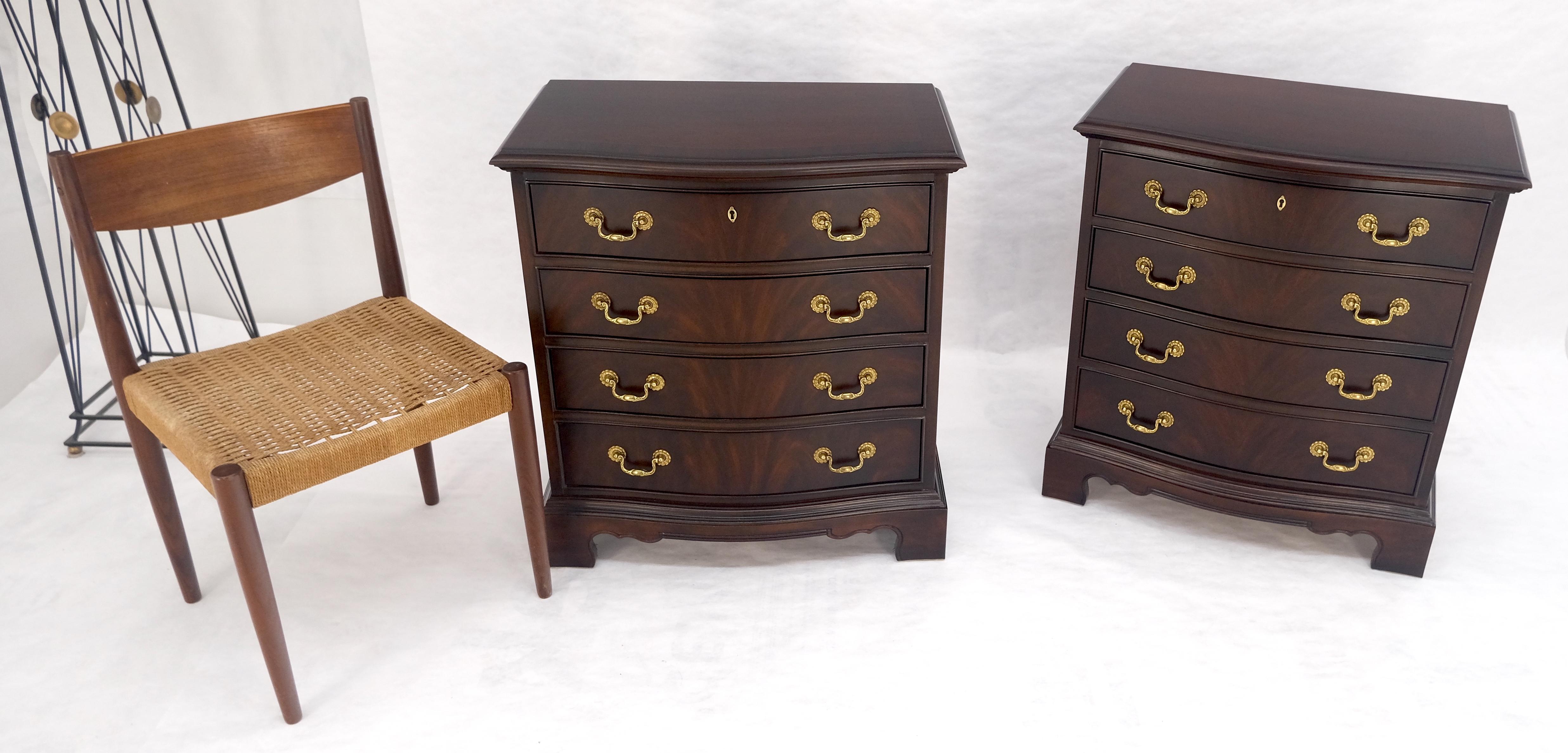 Miint Coppia di splendidi comò a 4 cassetti in mogano massiccio Drexel per scapoli e ammogliati in vendita 3