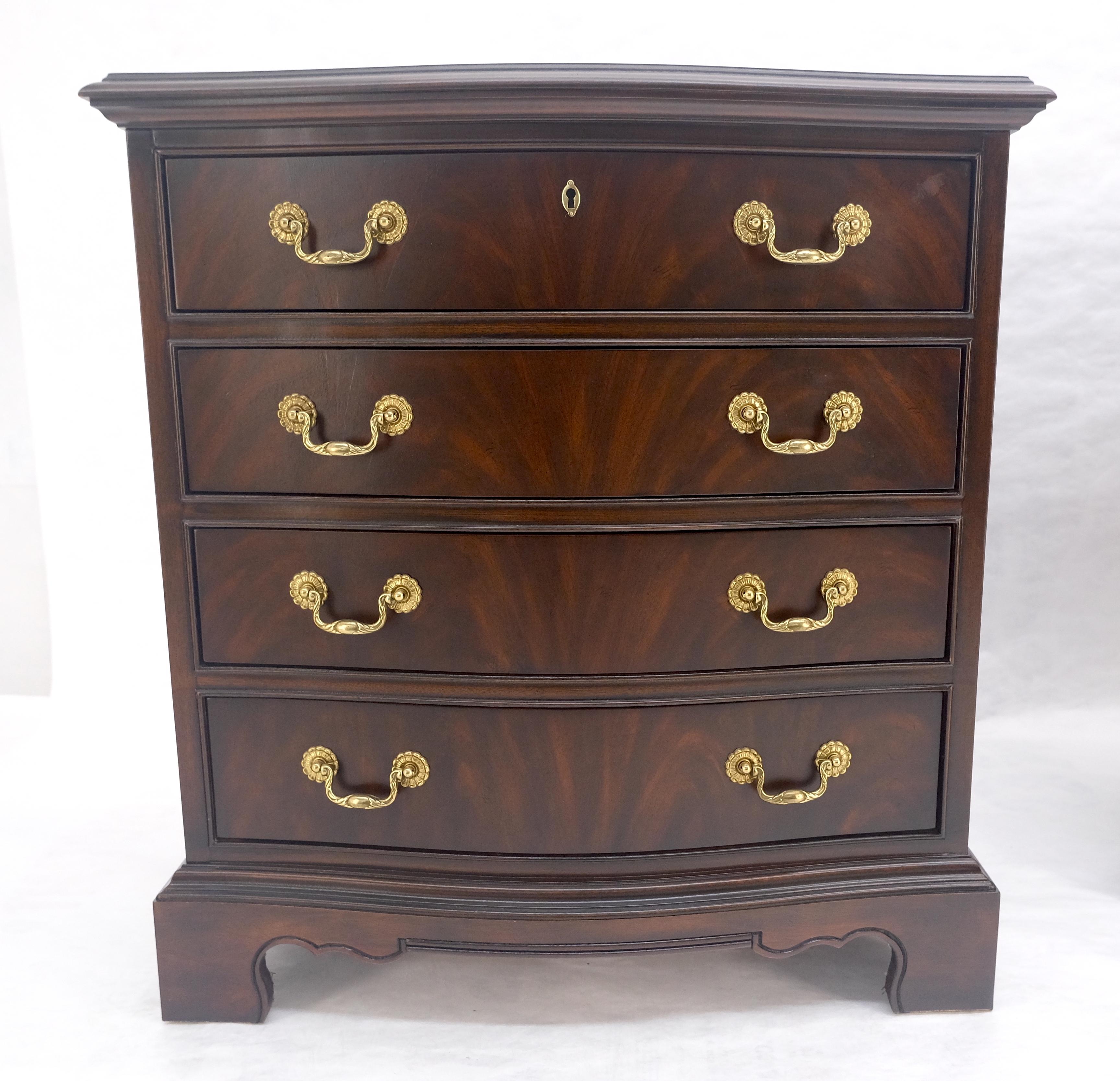 Miint Coppia di splendidi comò a 4 cassetti in mogano massiccio Drexel per scapoli e ammogliati in vendita 4