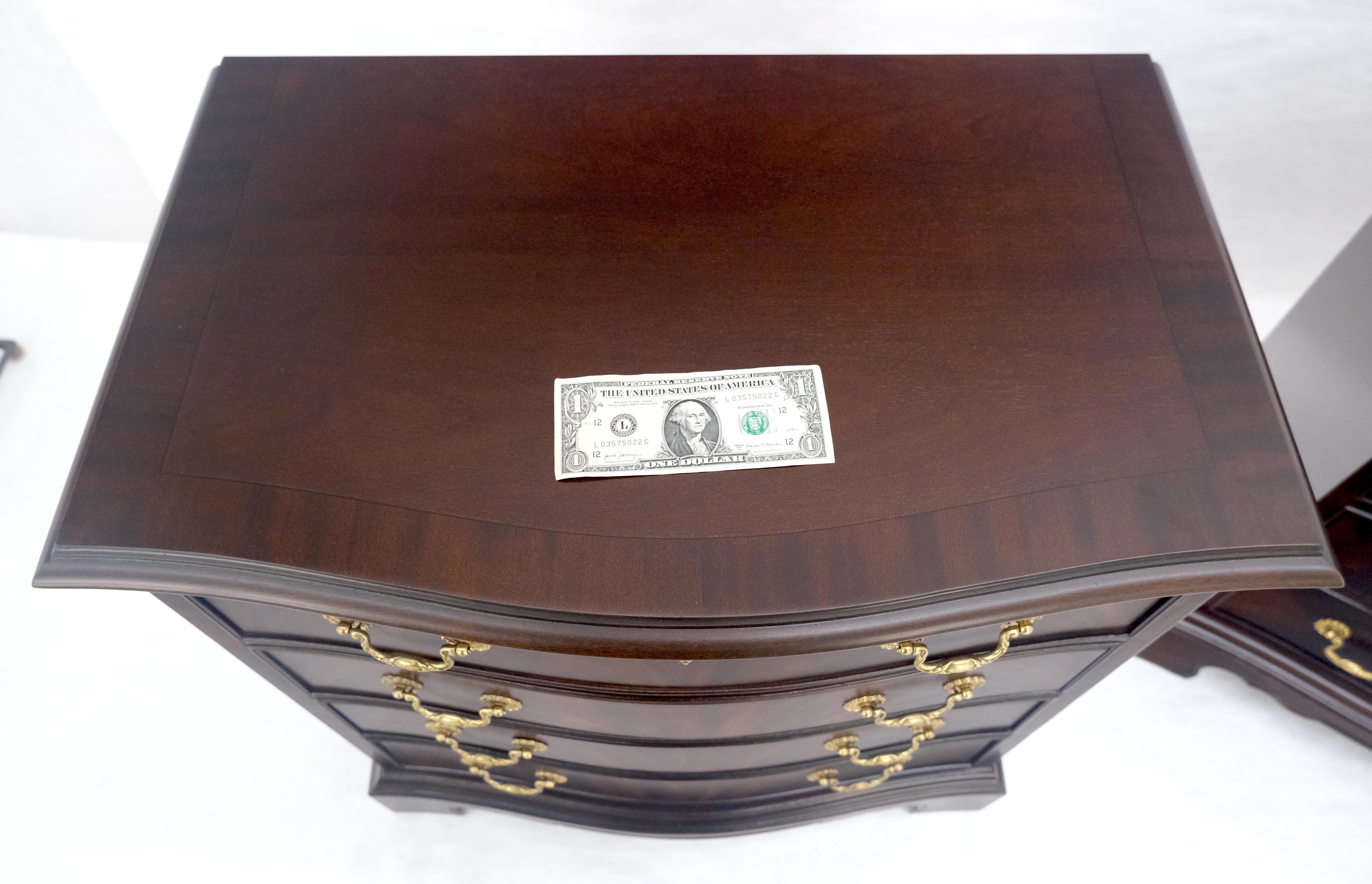 Miint Coppia di splendidi comò a 4 cassetti in mogano massiccio Drexel per scapoli e ammogliati in vendita 5