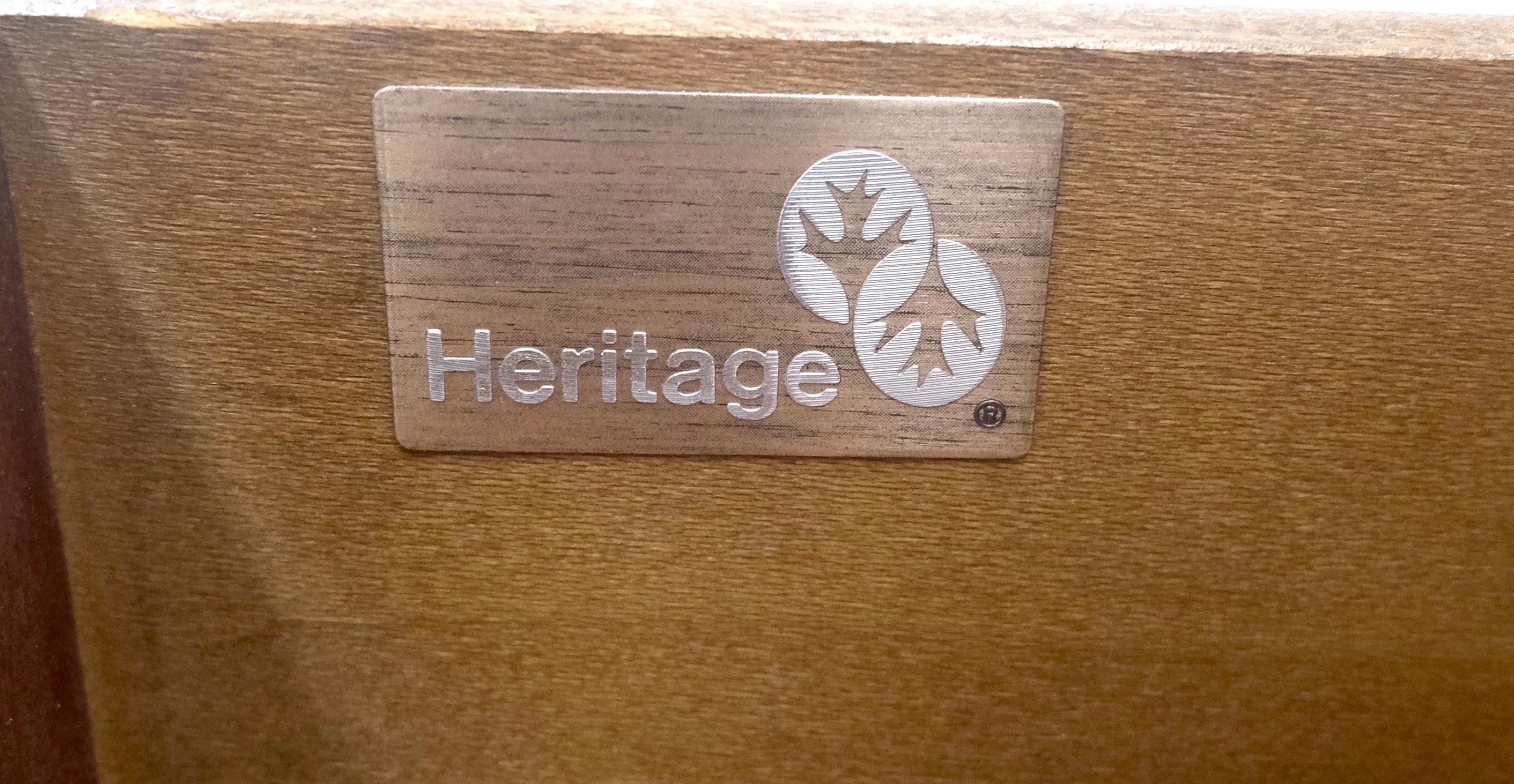 Miint Coppia di splendidi comò a 4 cassetti in mogano massiccio Drexel per scapoli e ammogliati in vendita 7