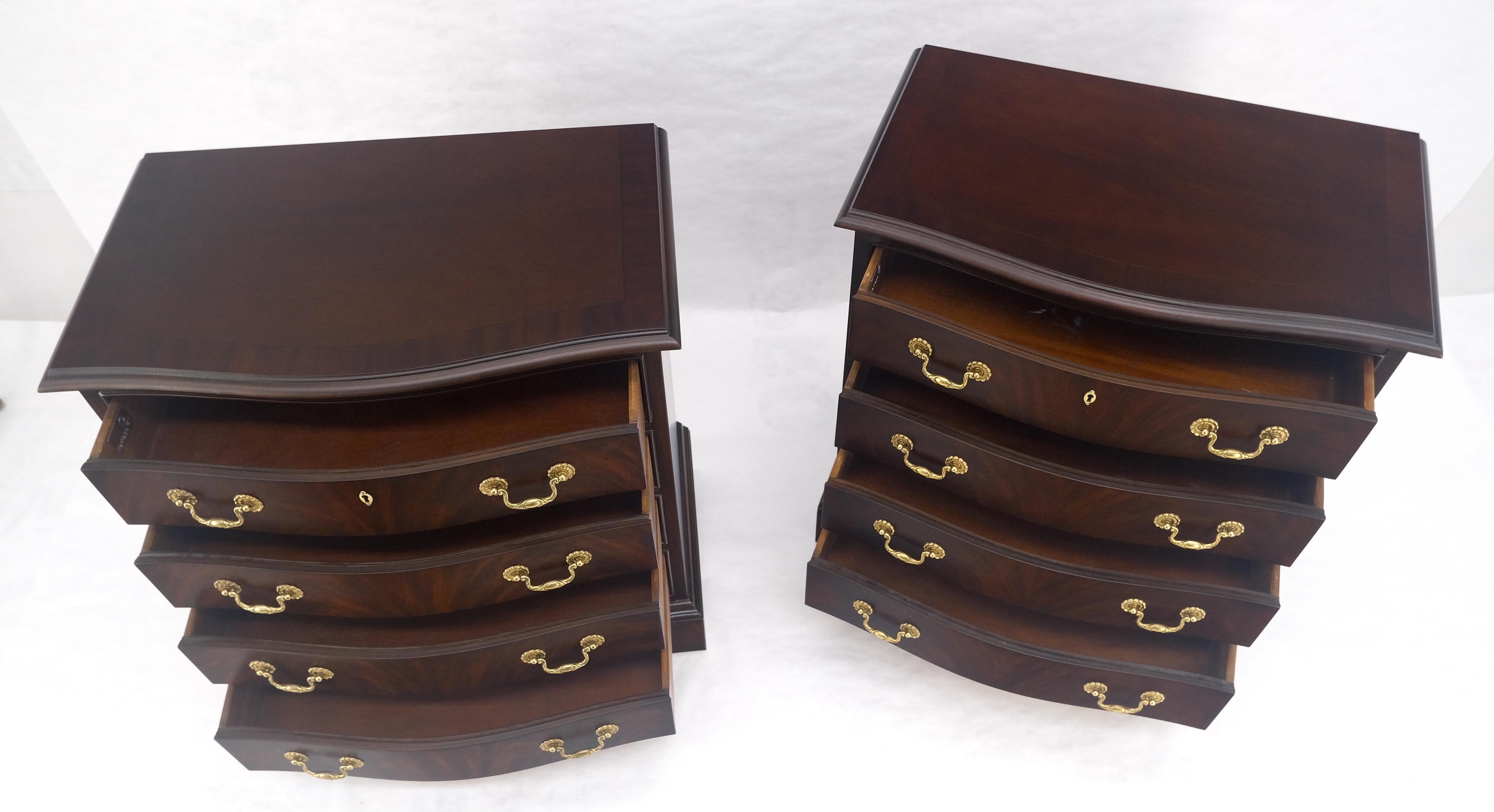 Americano Miint Coppia di splendidi comò a 4 cassetti in mogano massiccio Drexel per scapoli e ammogliati in vendita