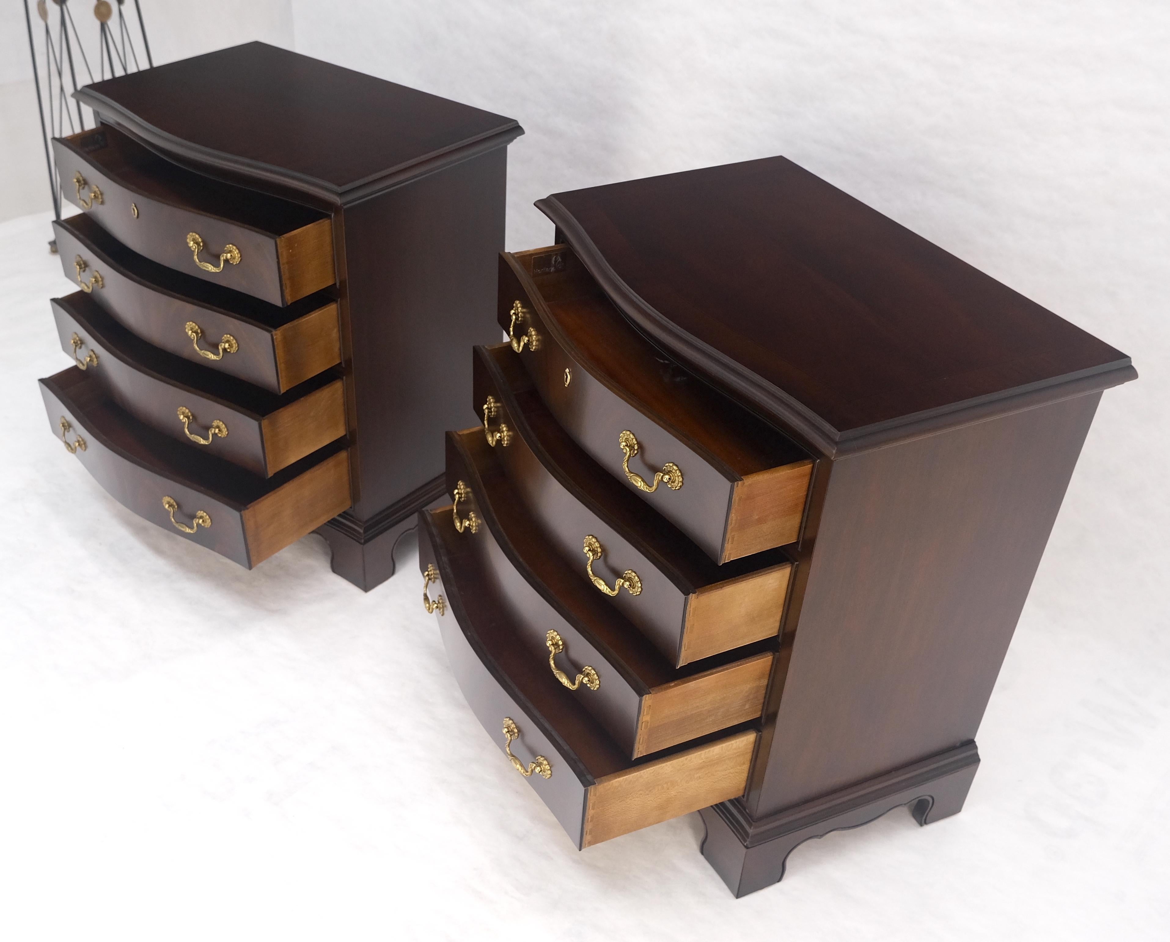 Laccato Miint Coppia di splendidi comò a 4 cassetti in mogano massiccio Drexel per scapoli e ammogliati in vendita