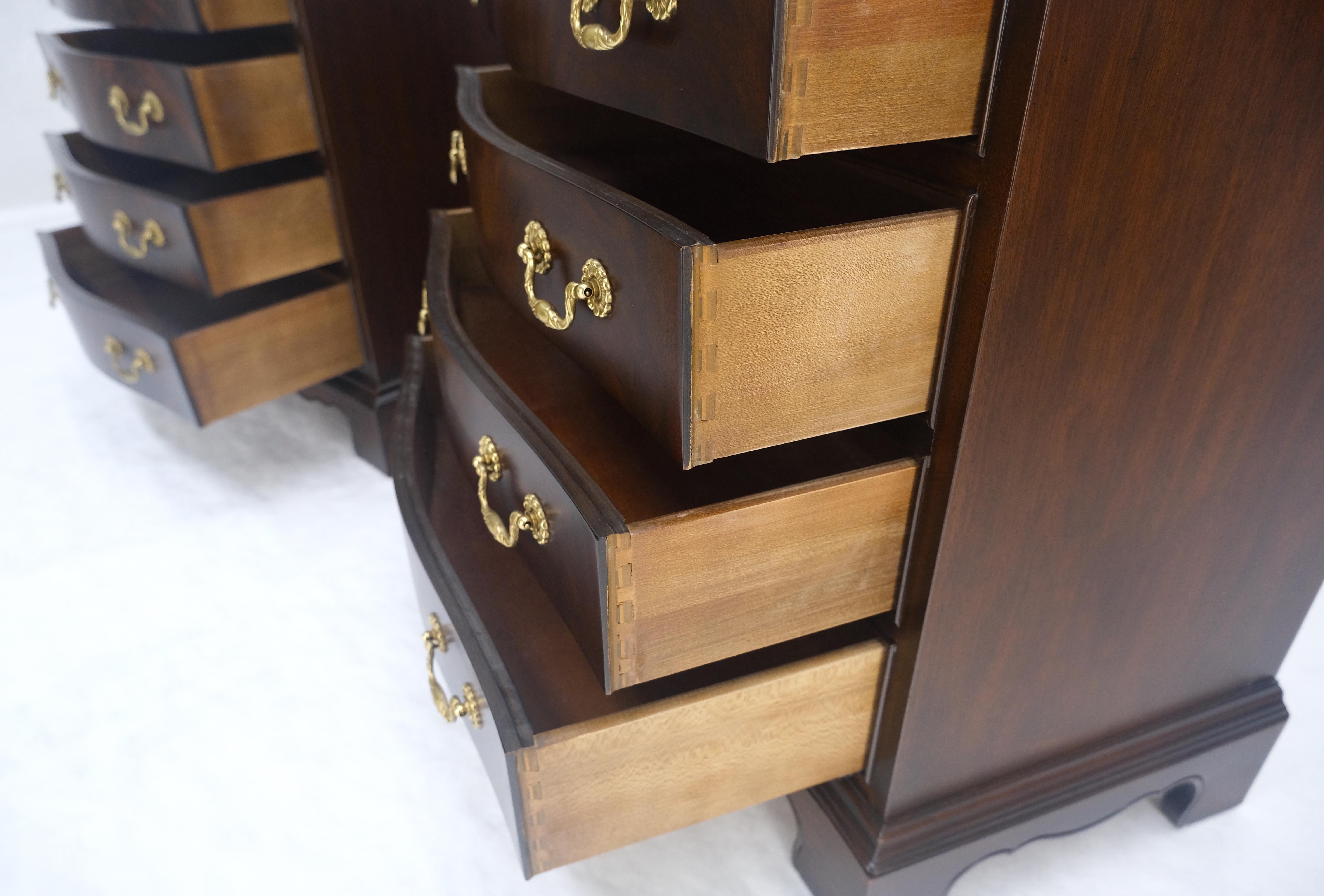 Miint Coppia di splendidi comò a 4 cassetti in mogano massiccio Drexel per scapoli e ammogliati In condizioni buone in vendita a Rockaway, NJ