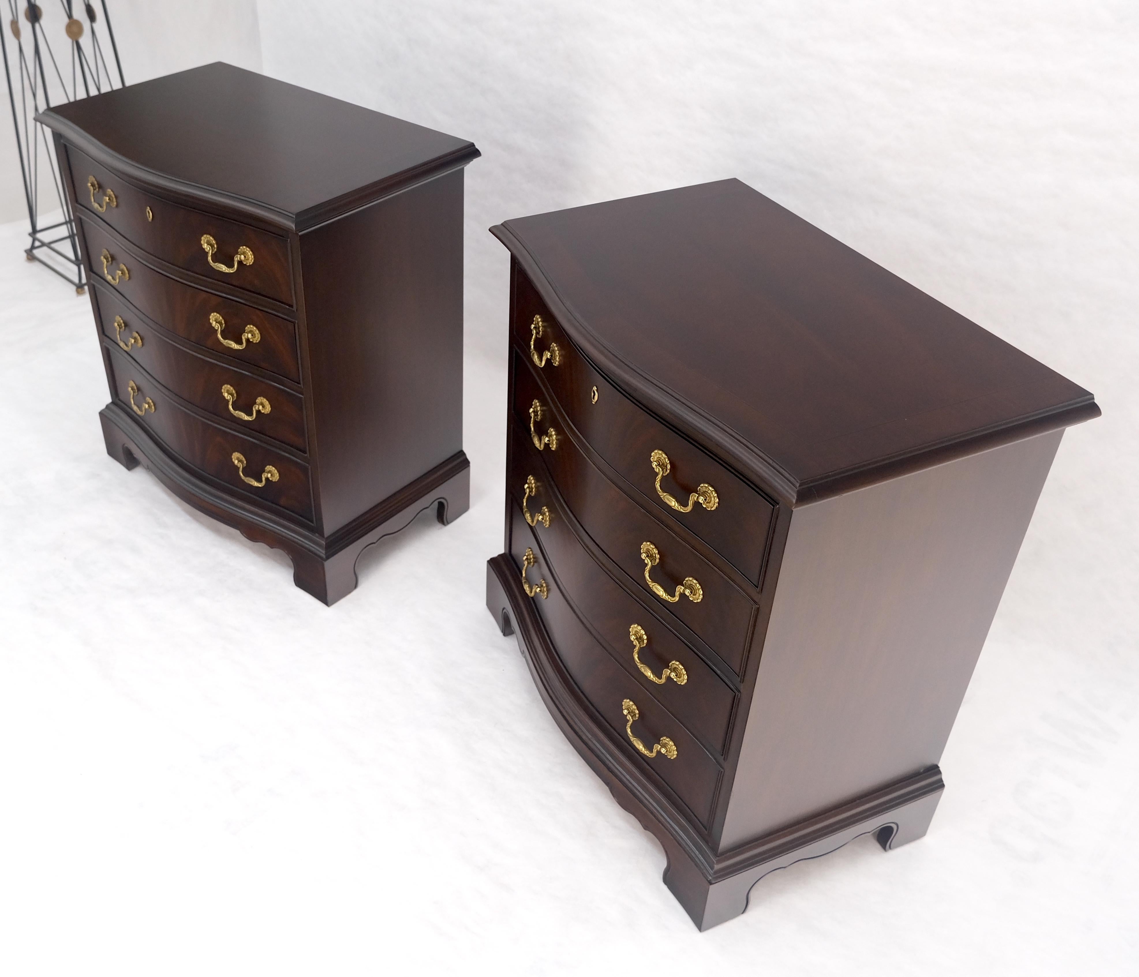 XX secolo Miint Coppia di splendidi comò a 4 cassetti in mogano massiccio Drexel per scapoli e ammogliati in vendita