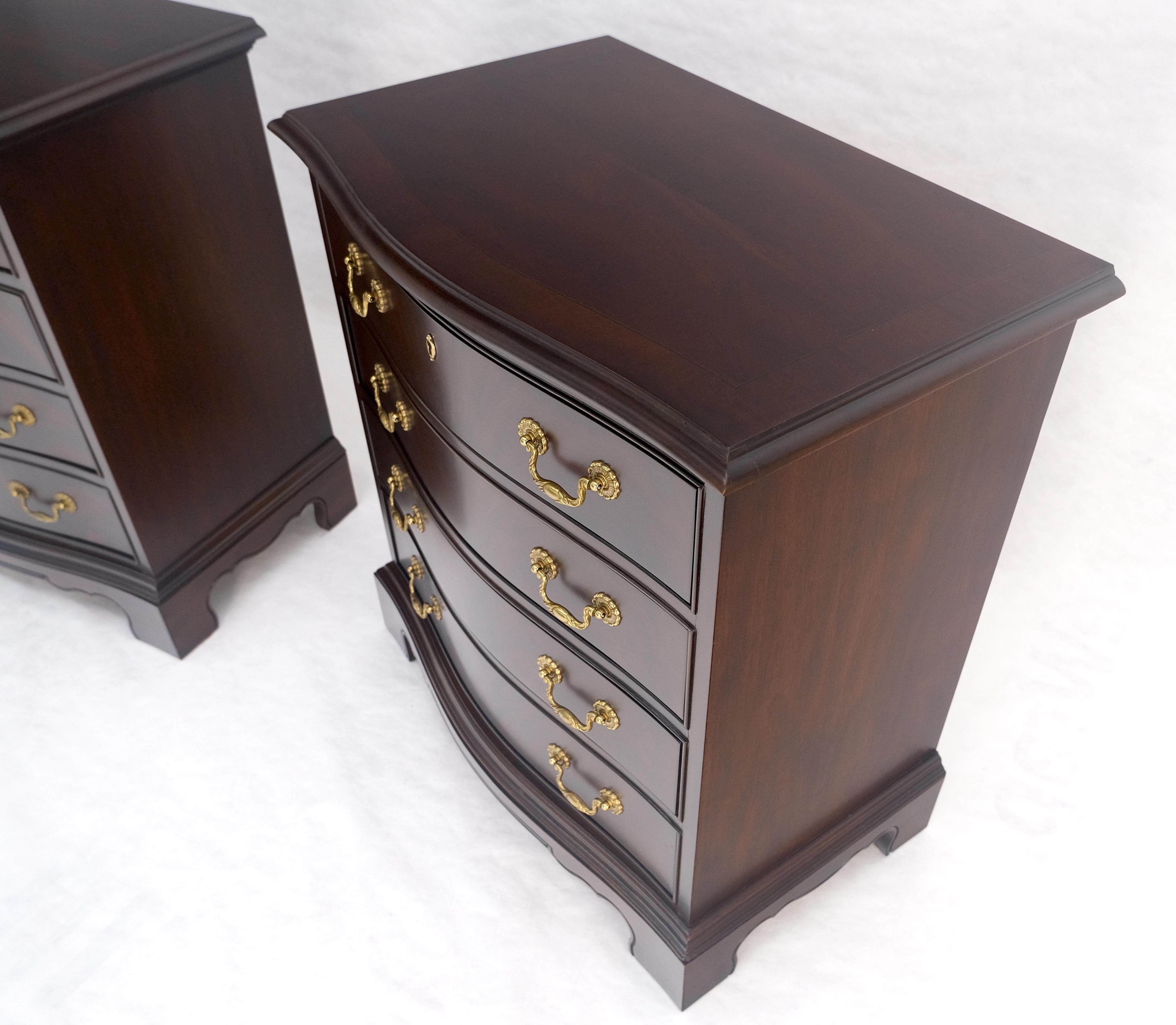 Ottone Miint Coppia di splendidi comò a 4 cassetti in mogano massiccio Drexel per scapoli e ammogliati in vendita