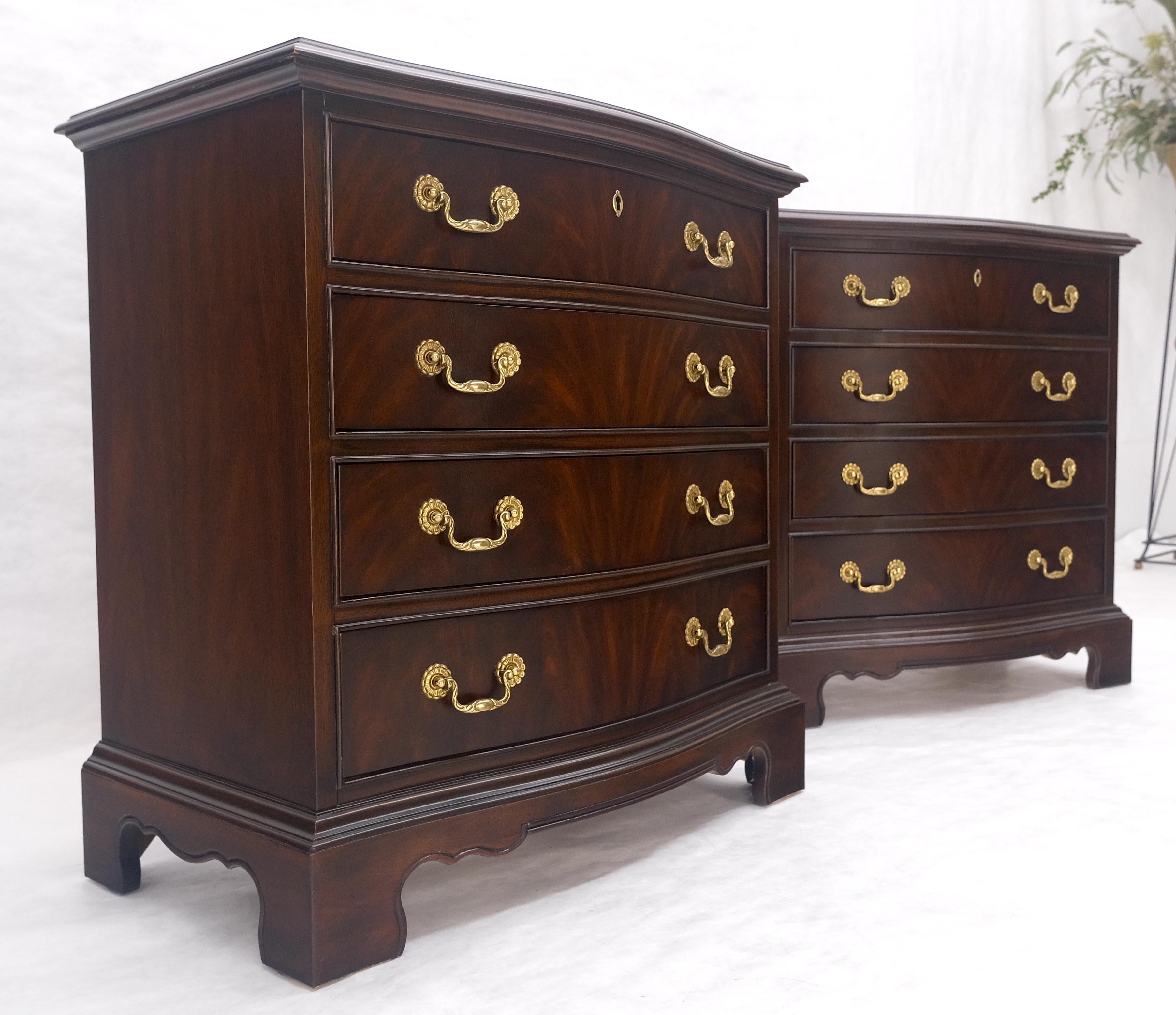 Miint Coppia di splendidi comò a 4 cassetti in mogano massiccio Drexel per scapoli e ammogliati in vendita 1