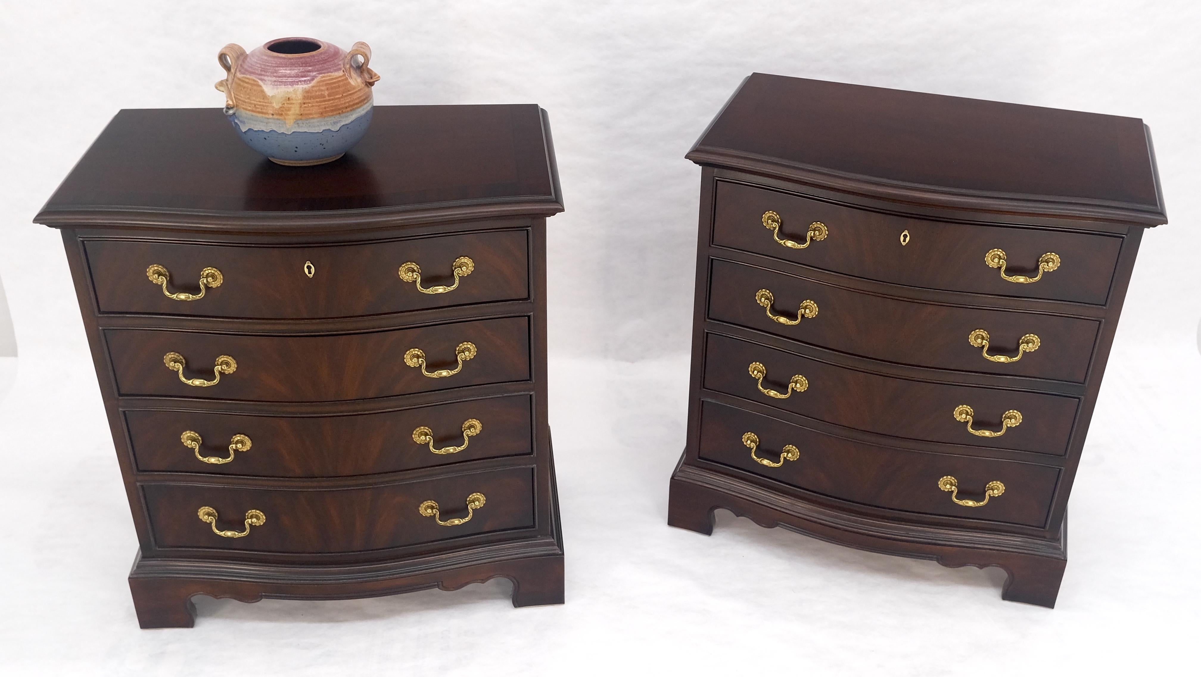 Miint Coppia di splendidi comò a 4 cassetti in mogano massiccio Drexel per scapoli e ammogliati in vendita 2