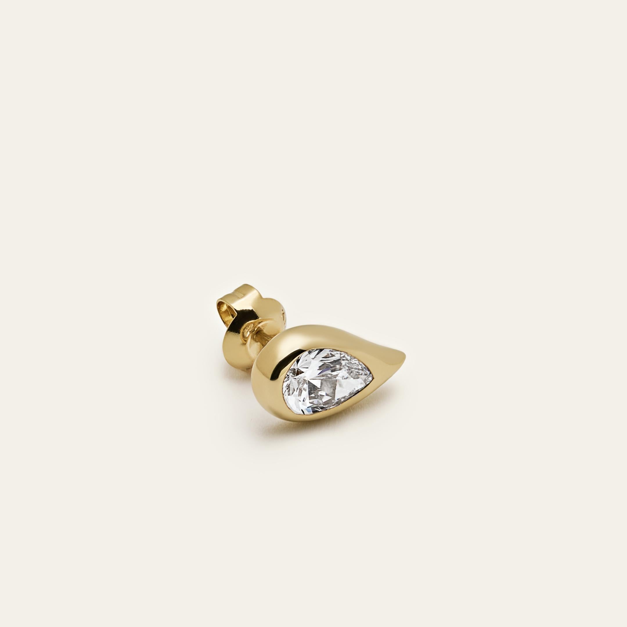 Contemporary Mika Earing in Yellow Gold with Pear Diamonds For Sale