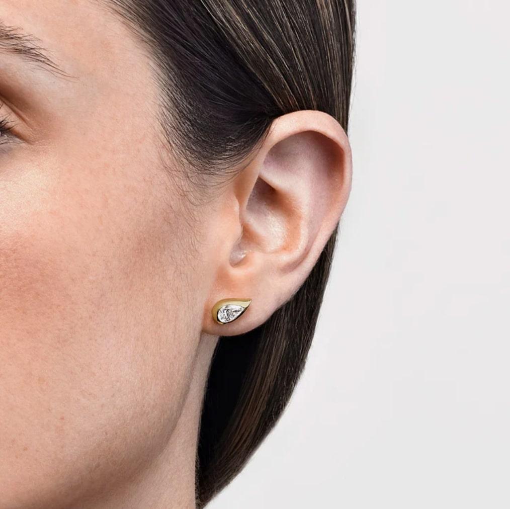Los Pendientes Mika introducen un elemento fresco y refinado en tu pila de orejas. Inspirado en elementos de la tierra, este par presenta un diamante en forma de pera engastado en oro amarillo de 14 quilates y esculpido en una silueta contemporánea.