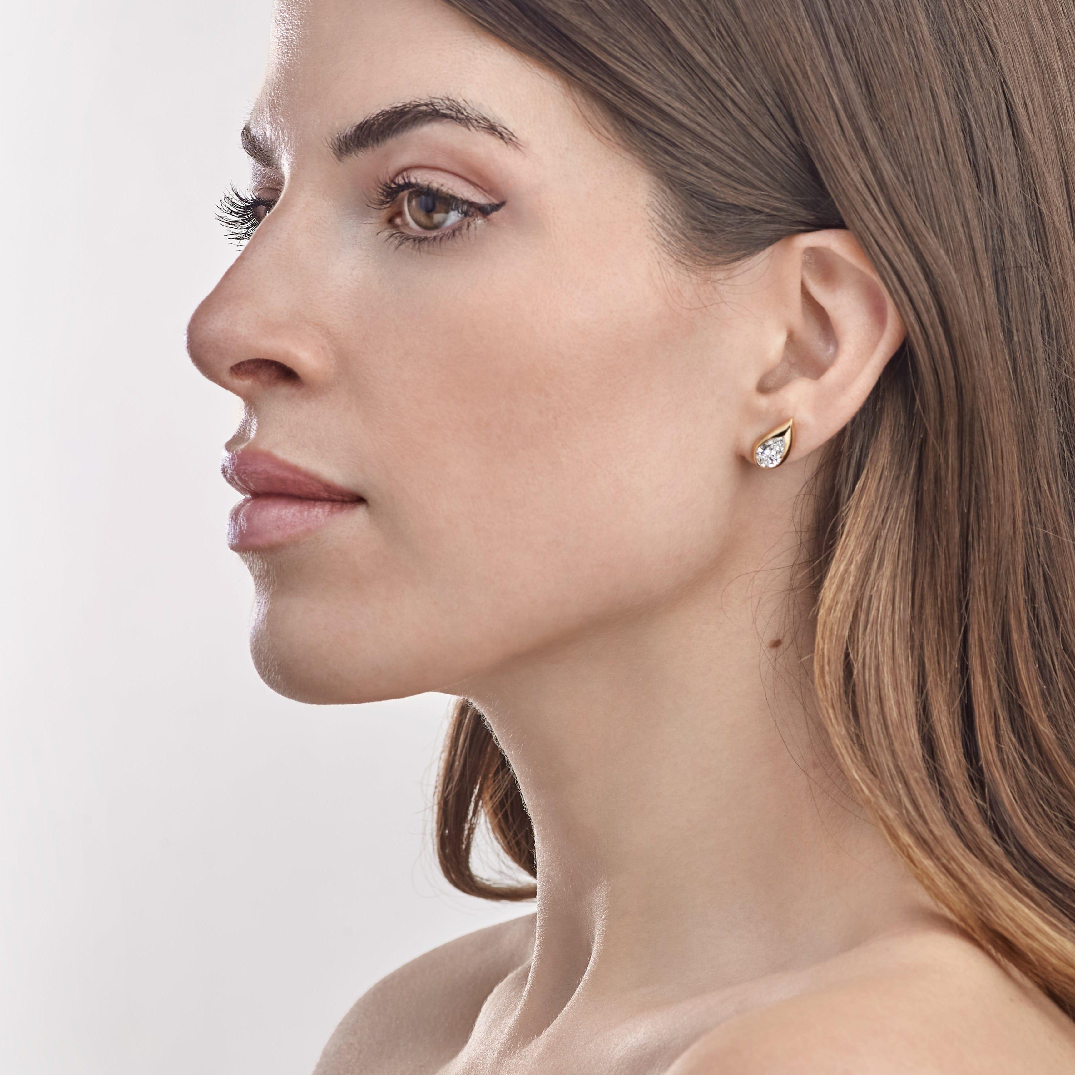 Gli orecchini Mika introducono un elemento fresco e raffinato nel tuo parco orecchie. Ispirata agli elementi della terra, questa coppia presenta un diamante a forma di pera incastonato in oro giallo 18 carati e scolpito in una silhouette