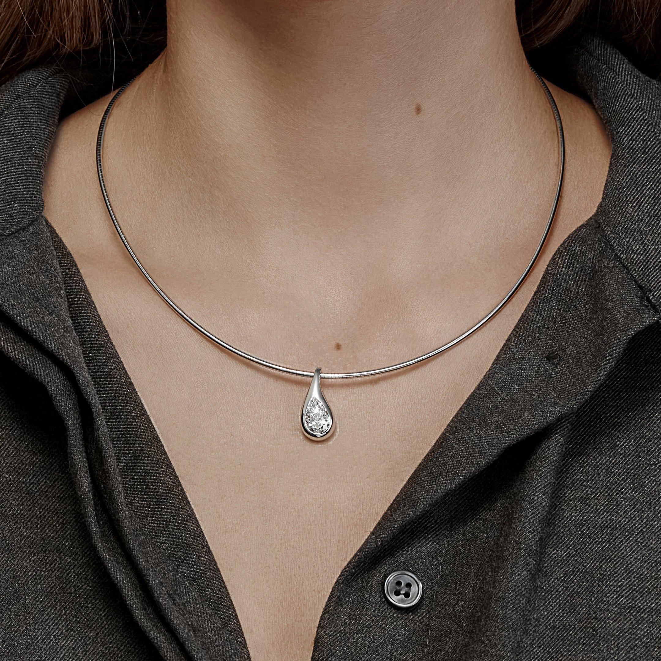 Proseguimento della collezione Mika, questa collana di diamanti a forma di pera è realizzata con un'intenzione scultorea e dettagli accurati. Il ciondolo con castone Mika si avvolge delicatamente intorno alla clavicola, formando un arco elegante e