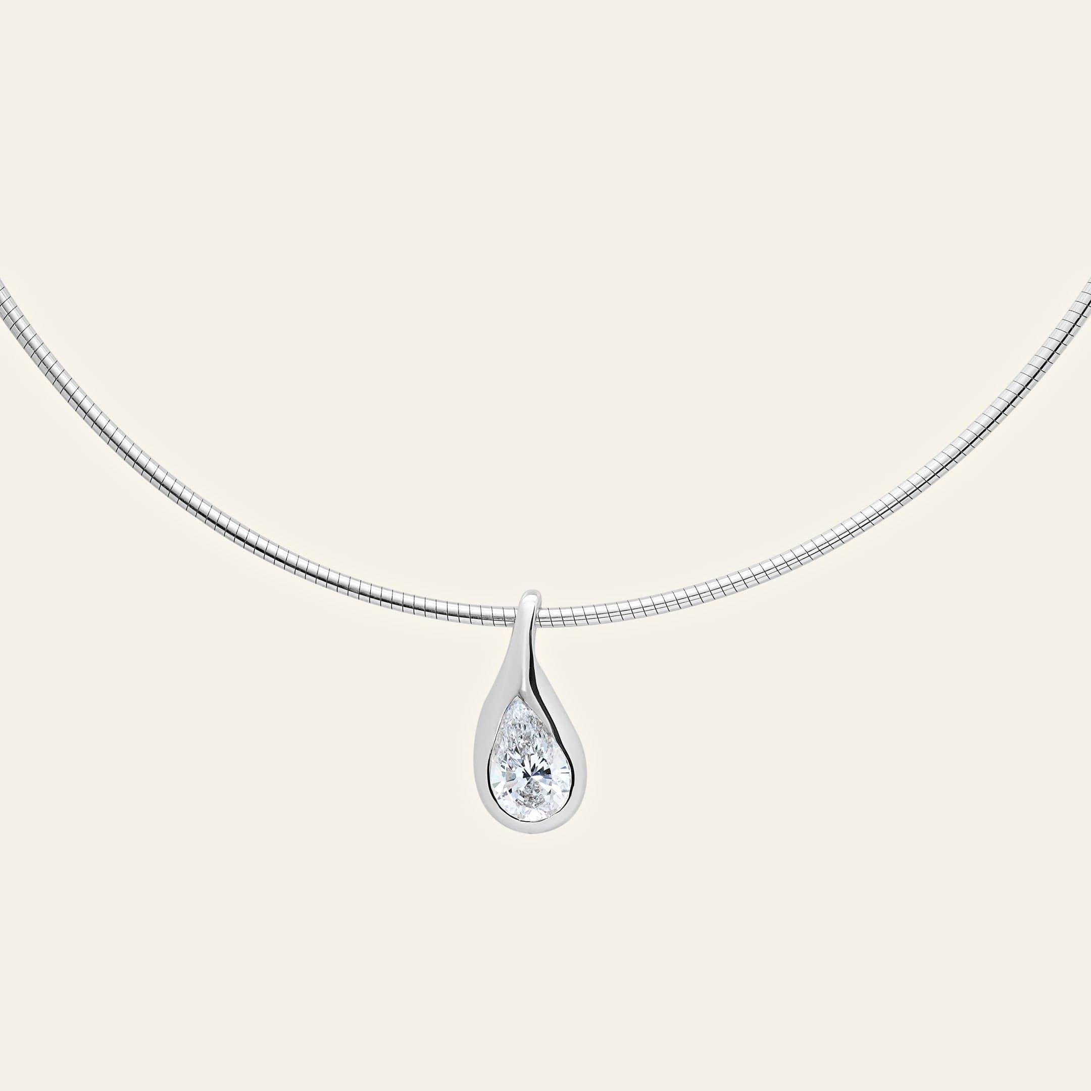 Contemporaneo Ciondolo con diamante a pera Mika su collana a bracciale in oro bianco in vendita