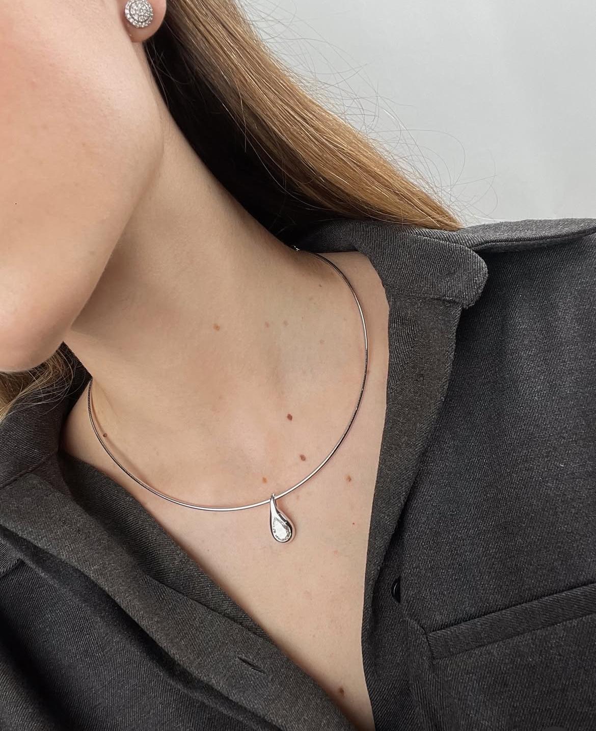 Taglio a goccia Ciondolo con diamante a pera Mika su collana a bracciale in oro bianco in vendita