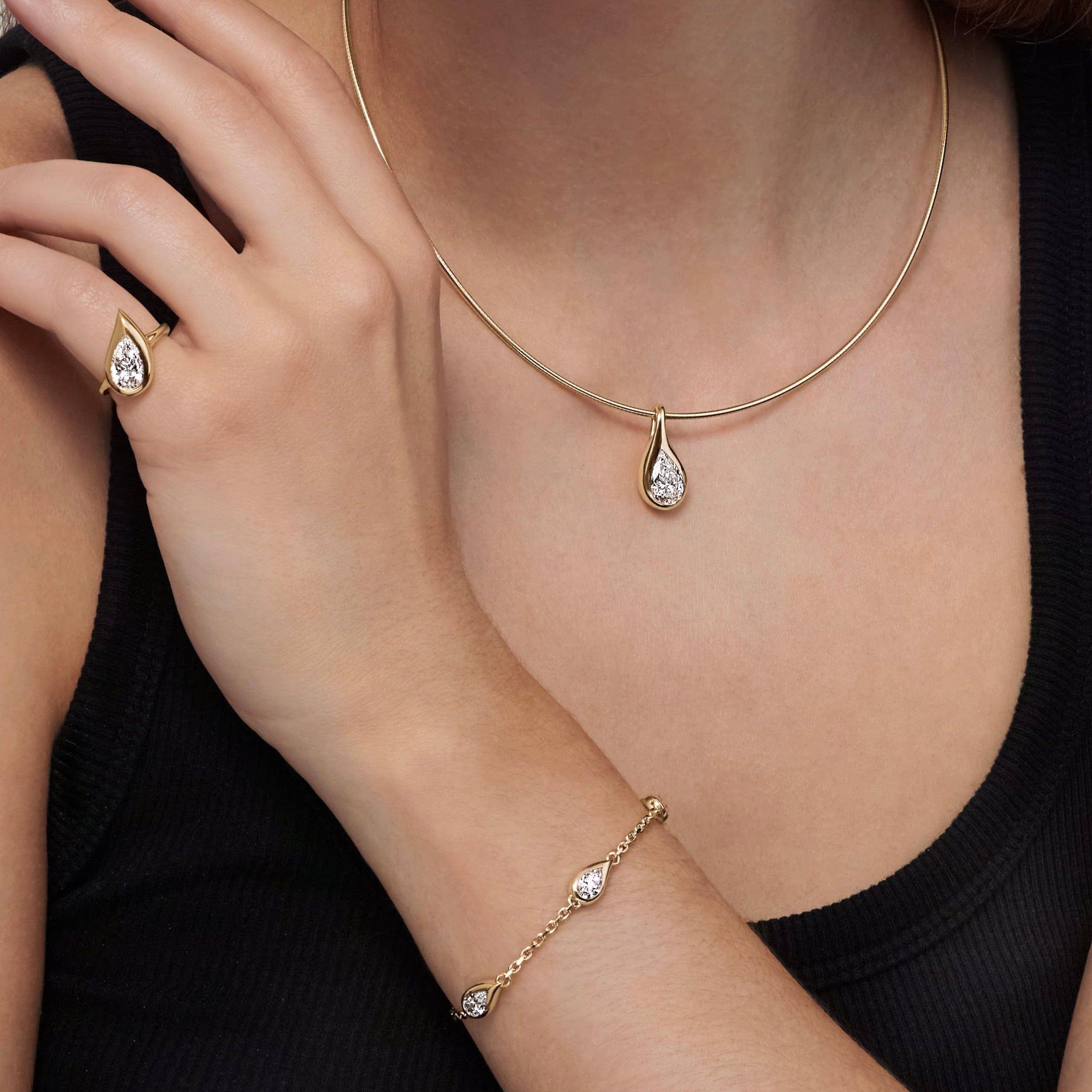 Proseguimento della collezione Mika, questa collana di diamanti a forma di pera è realizzata con un'intenzione scultorea e dettagli accurati. Il ciondolo con castone Mika si avvolge delicatamente intorno alla clavicola, formando un arco elegante e