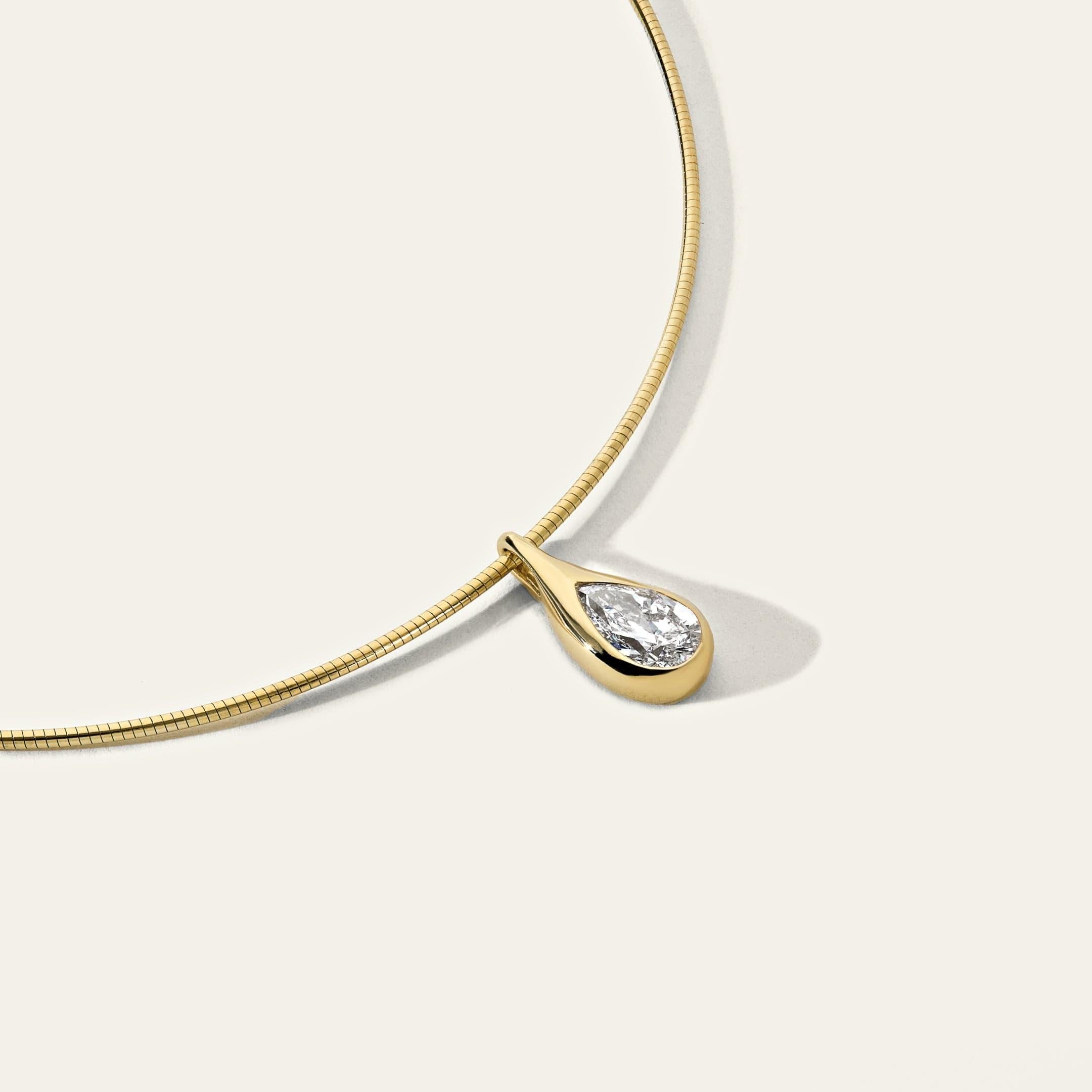 Contemporaneo Ciondolo con diamante a pera Mika su collana a bracciale in oro giallo in vendita