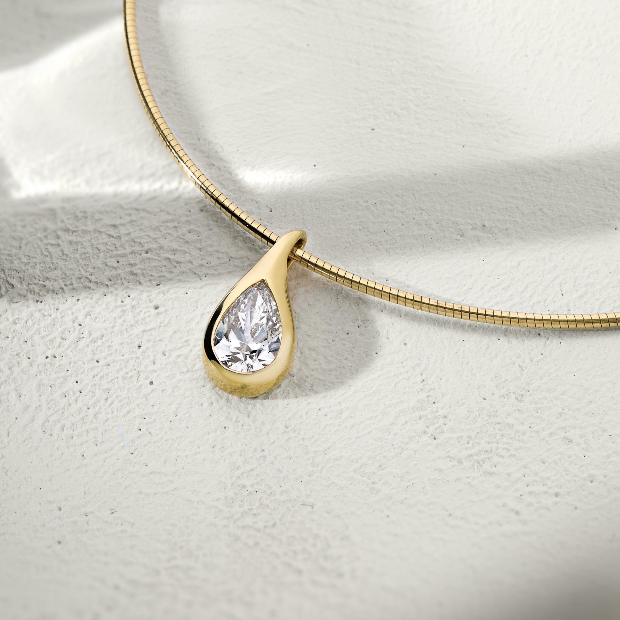 Taglio a goccia Ciondolo con diamante a pera Mika su collana a bracciale in oro giallo in vendita
