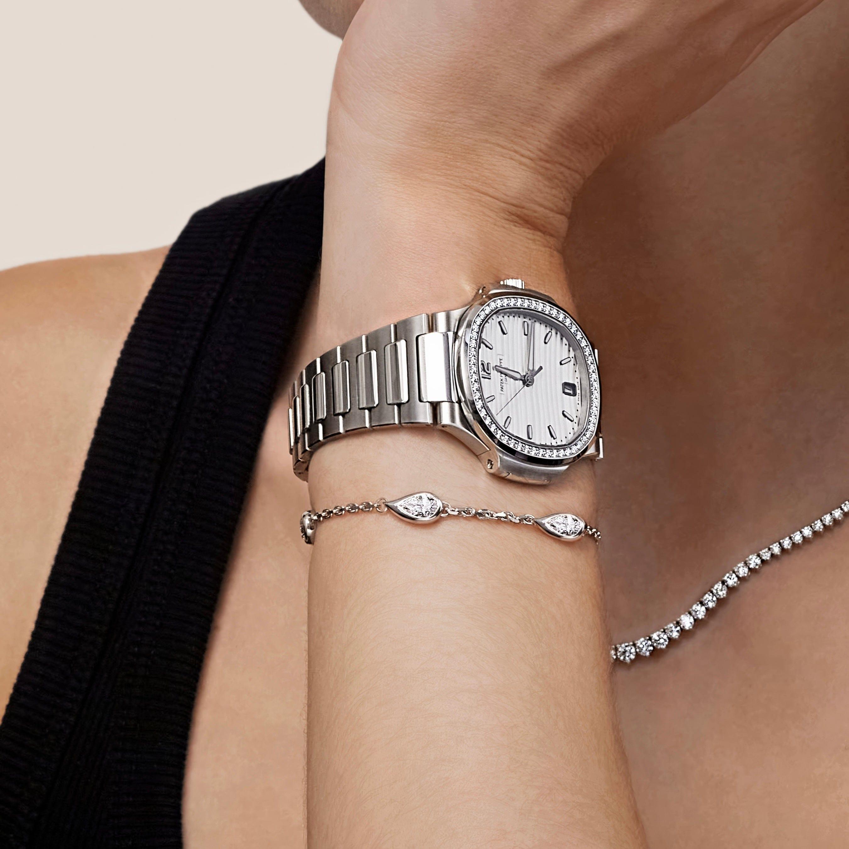 Ti presentiamo l'ultima novità della nostra amata collezione Mika: un bracciale di diamanti a forma di pera in oro bianco 14 carati, con cinque diamanti incastonati, ognuno dei quali selezionato a mano per il suo colore luminoso e la sua chiarezza.