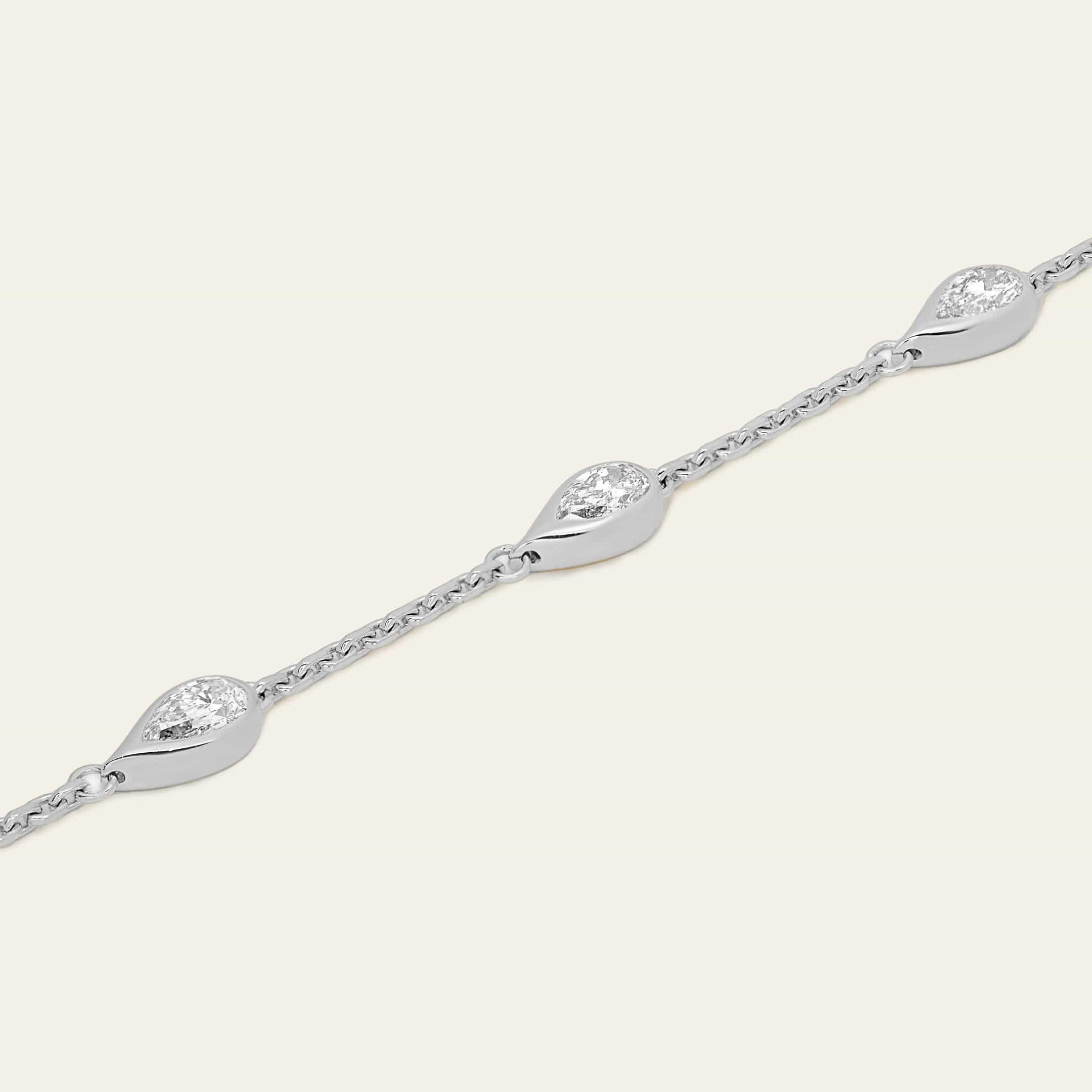 Taglio a goccia Bracciale Mika con diamanti a forma di pera in oro bianco in vendita