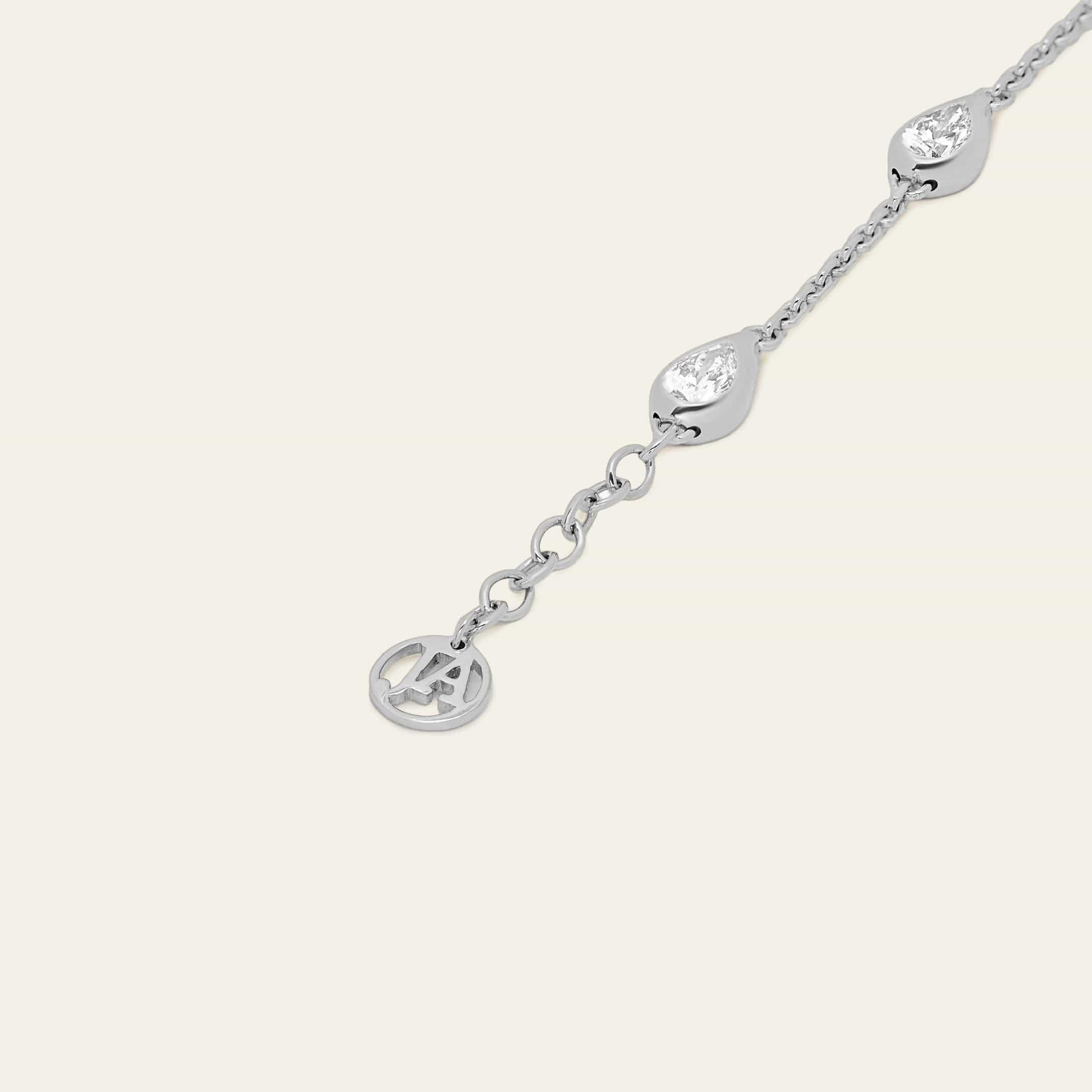 Bracciale Mika con diamanti a forma di pera in oro bianco In condizioni Nuovo in vendita a New York, NY