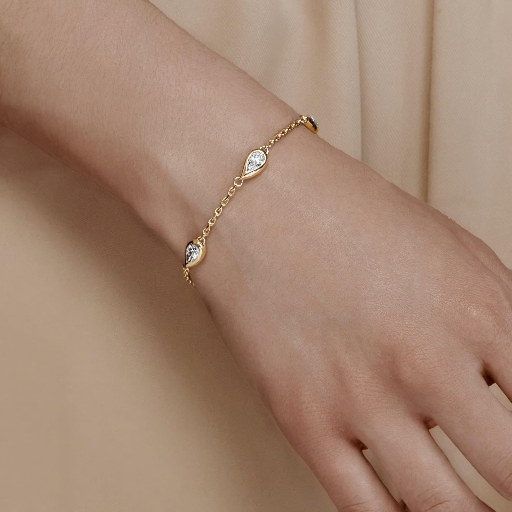 Ti presentiamo l'ultima novità della nostra amata collezione Mika: questo bracciale con diamanti a forma di pera è realizzato in oro giallo 18 carati e presenta cinque diamanti a pera incastonati, scelti per la loro eccezionale brillantezza. Un