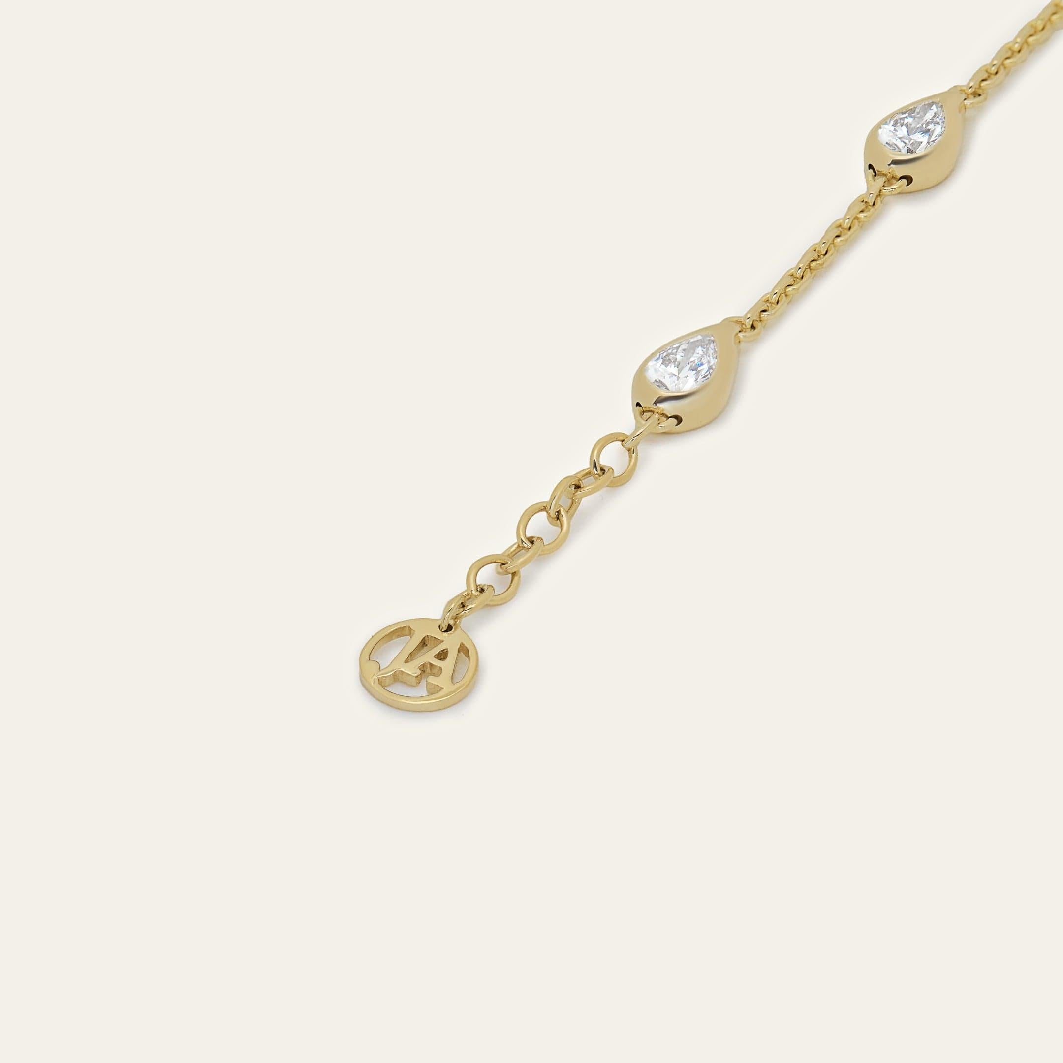 Donna Bracciale Mika con diamanti a forma di pera in oro giallo in vendita