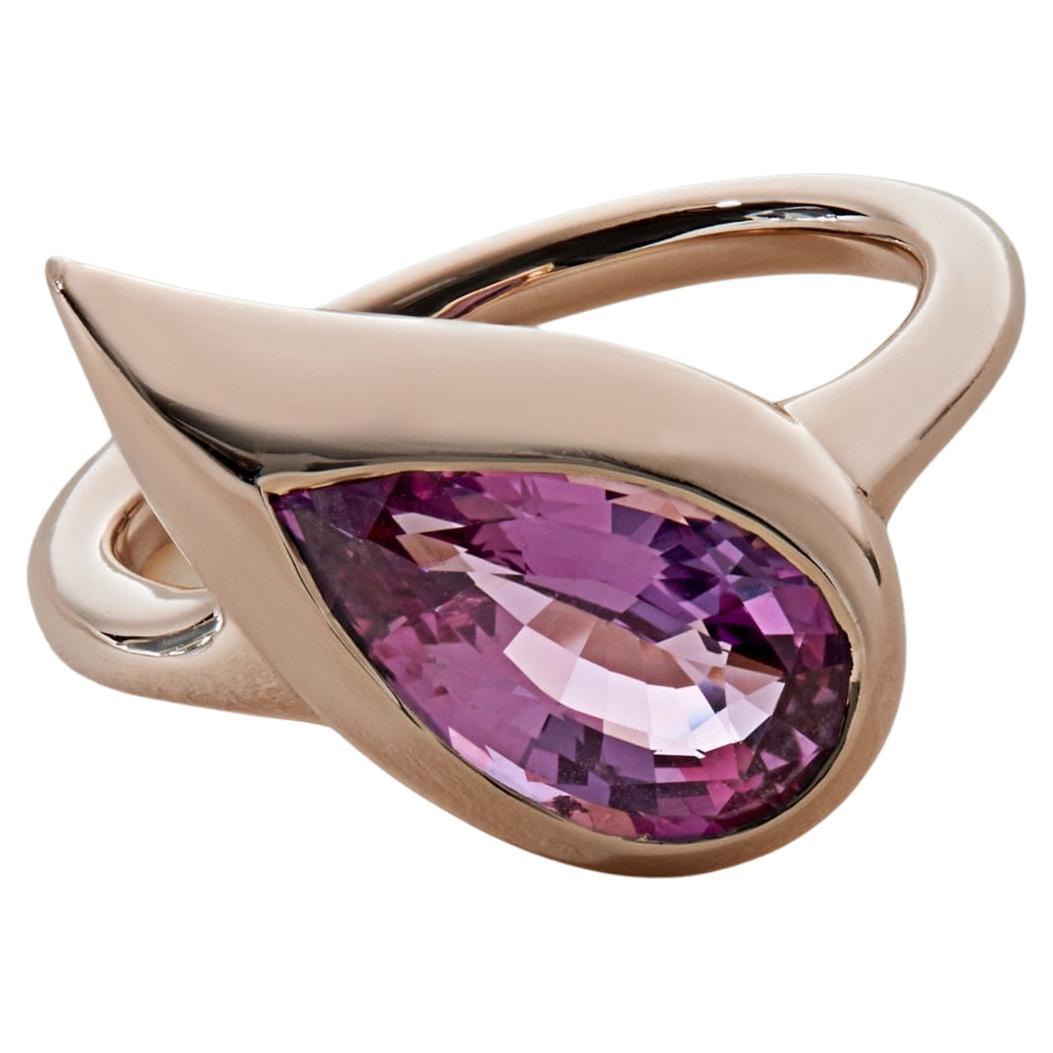 Mika Pinky Ring aus Roségold mit birnenförmigem rosa Saphir