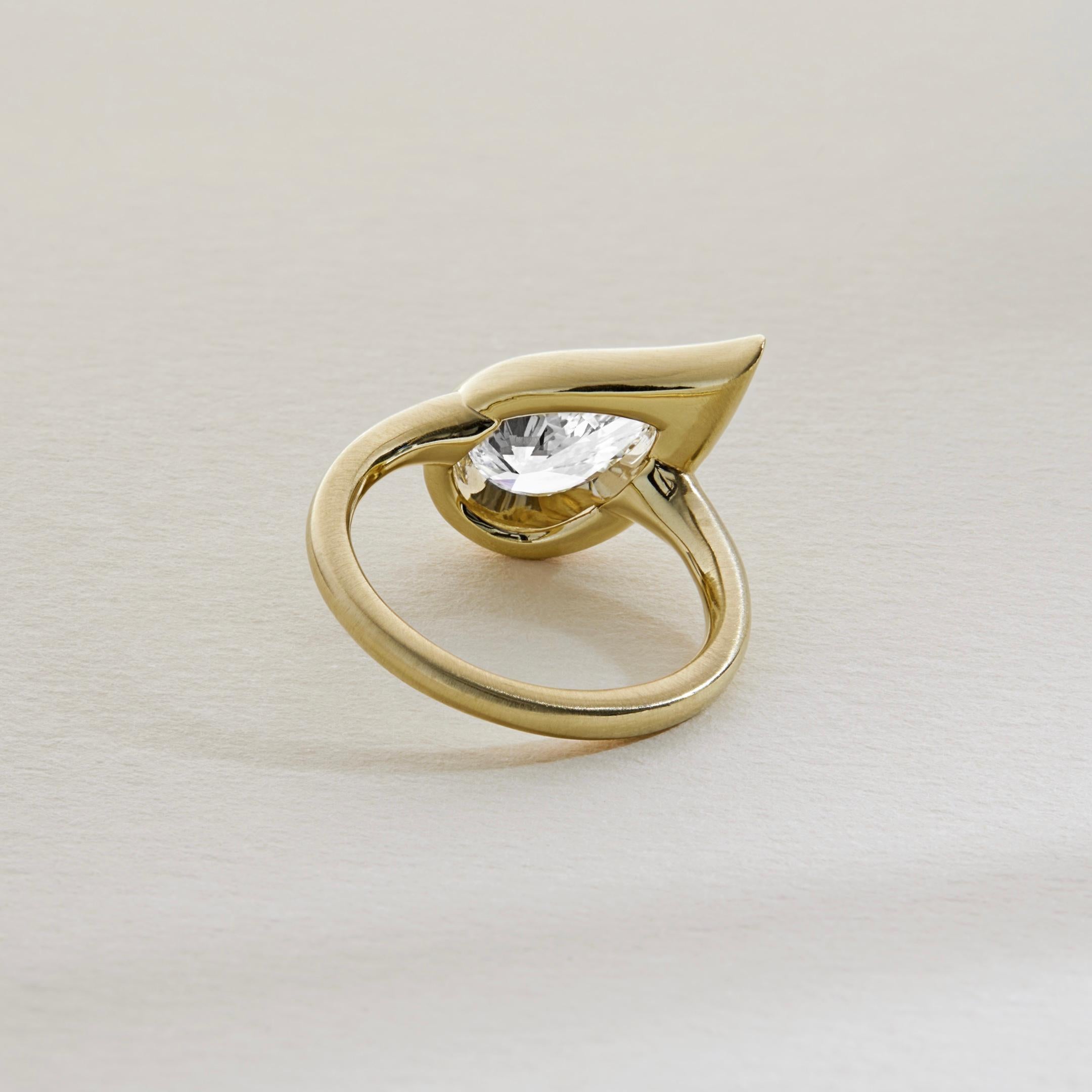In der Welt des feinen Schmucks ist der pinke Ring die Nummer eins. Jeder braucht eine Ausrede, um sein Glas zu erheben, und dieser außergewöhnliche, mit Diamanten besetzte Ring für den kleinen Finger liefert sie. Der Small Mika Pinky Ring ist von