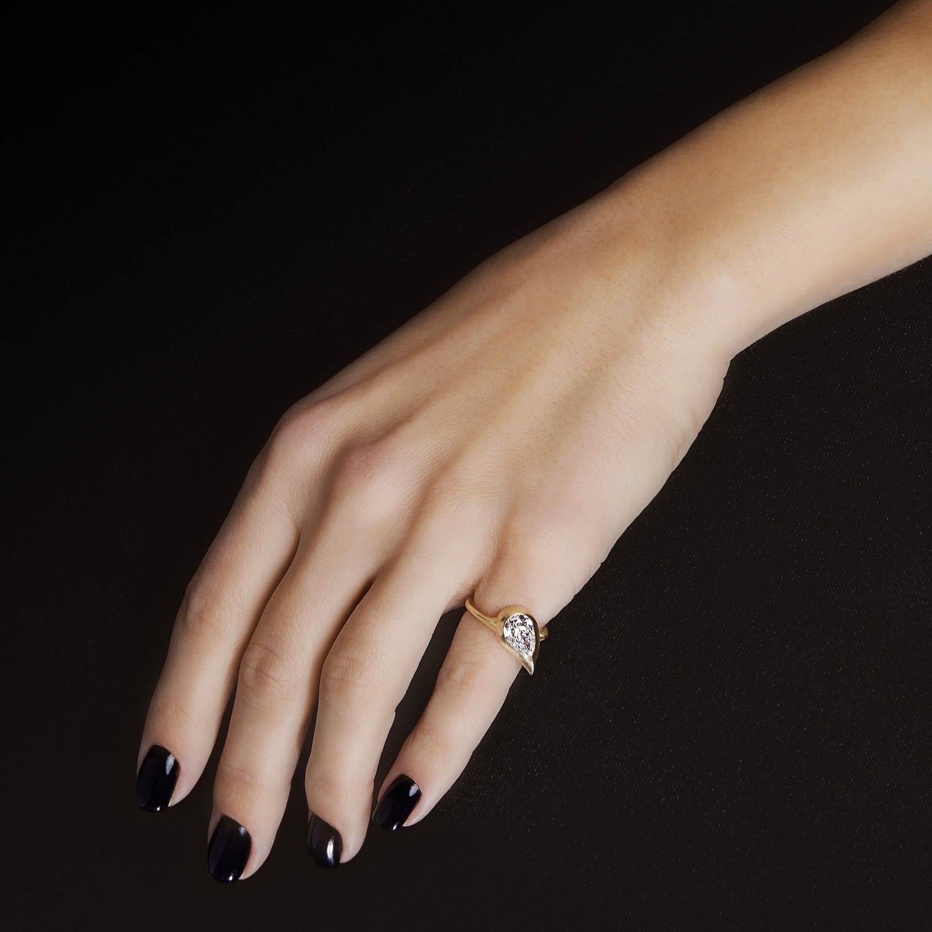 Mika Rosa Ring mit birnenförmigem Diamant, links (Zeitgenössisch)
