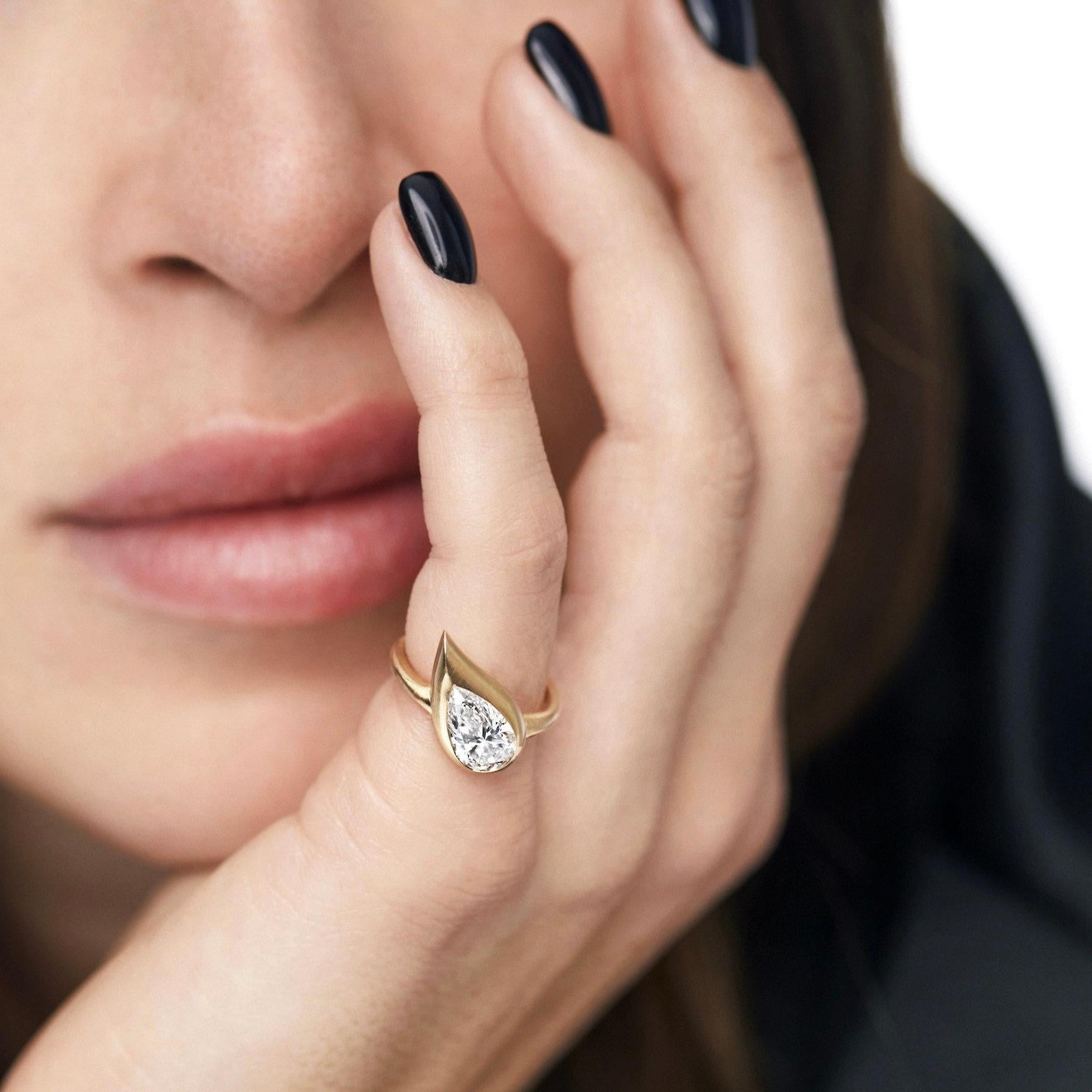 Mika Rosa Ring mit birnenförmigem Diamant, links (Tropfenschliff)
