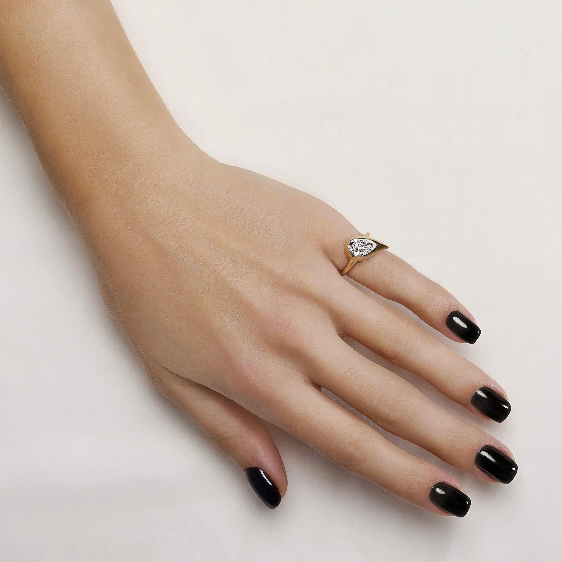 Mika Rosa Ring mit birnenförmigem Diamant, links im Zustand „Neu“ in New York, NY