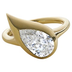 Mika Rosa Ring mit birnenförmigem Diamant, links