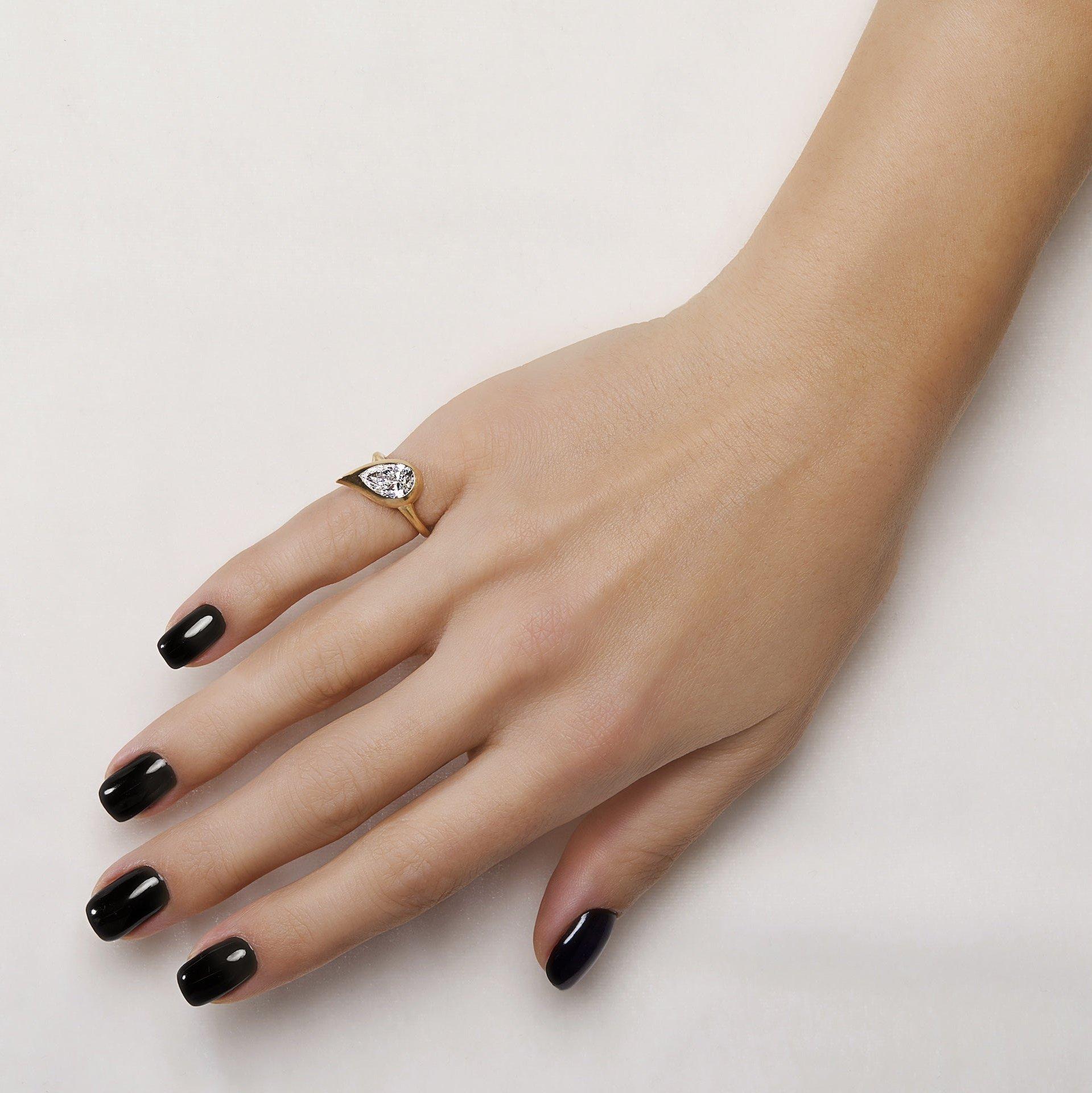 Nel mondo dell'alta gioielleria, l'anello da mignolo regna sovrano. Tutti hanno bisogno di una scusa per alzare il calice e questo eccezionale anello da mignolo con diamante incastonato è in grado di farlo. Ispirato agli elementi della terra, lo