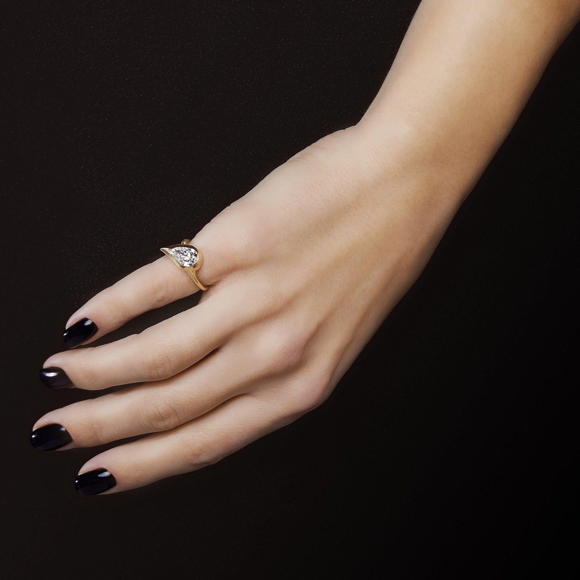 Taglio a goccia Anello da mignolo Mika con diamante a pera, a destra in vendita