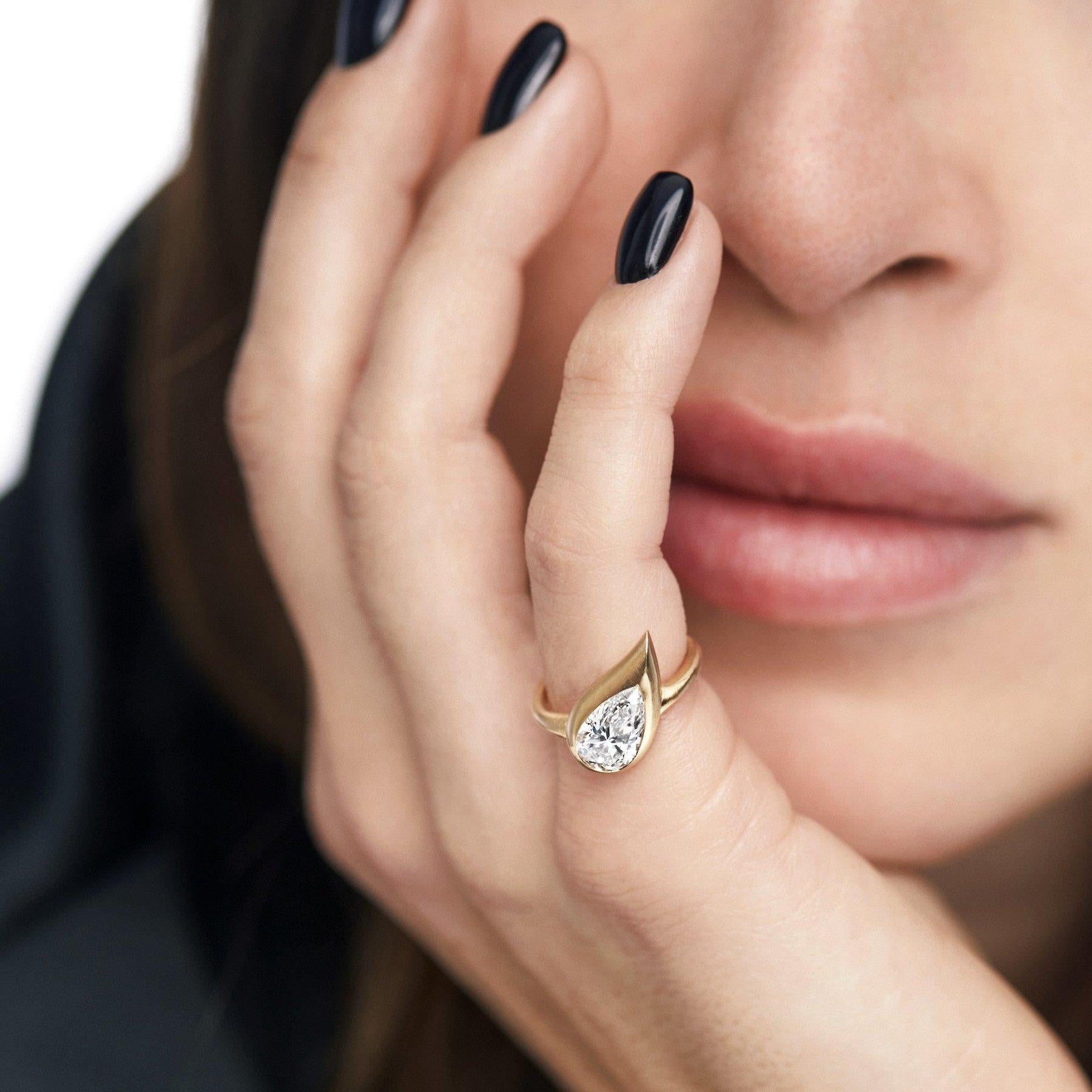 Anello da mignolo Mika con diamante a pera, a destra In condizioni Nuovo in vendita a New York, NY