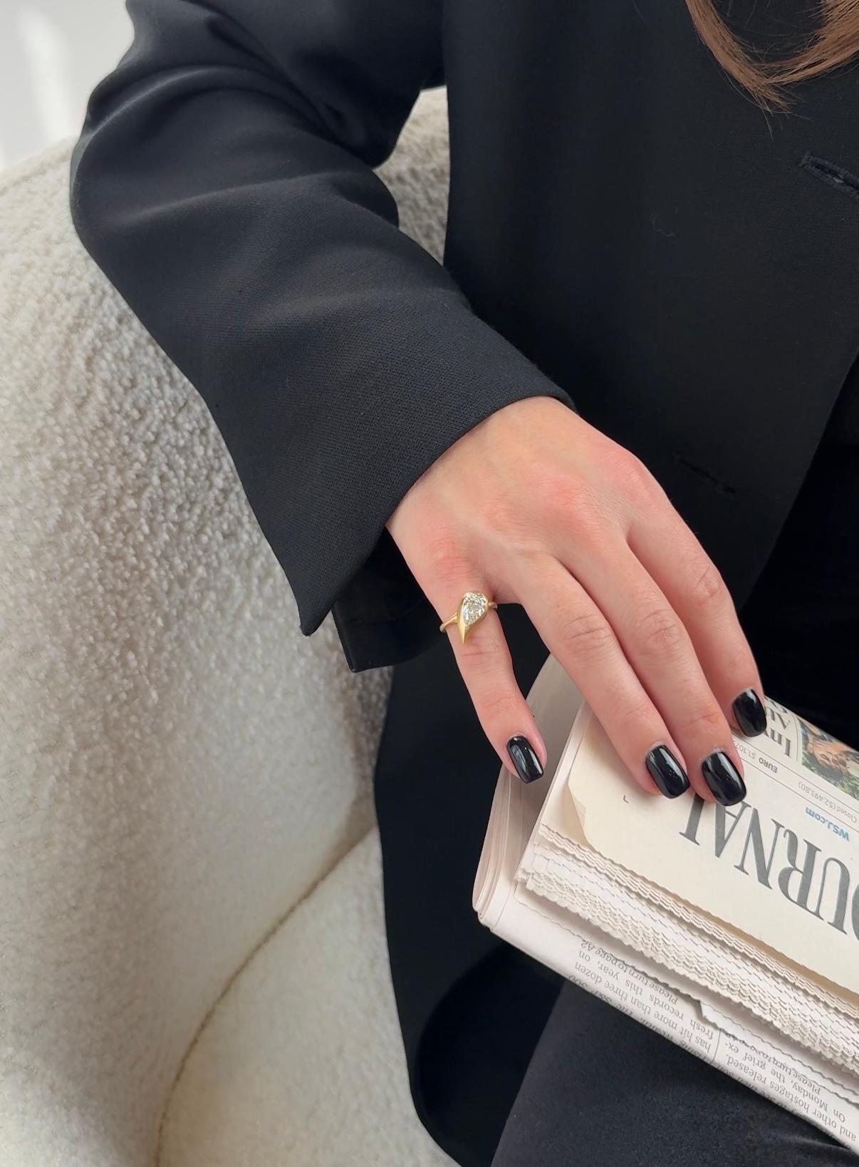 Anello da mignolo Mika con diamante a pera, a destra in vendita 1