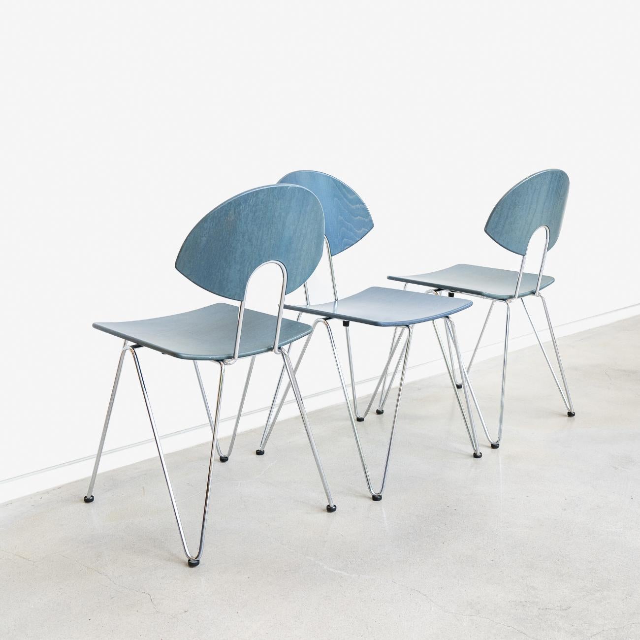 Un ensemble de chaises d'appoint empilables post-modernes Mikado 1800, conçues par Walter Leeman pour la société de mobilier allemande Kusch+Co. 
Pieds et cadre en acier chromé avec sièges et dossiers en contreplaqué moulé teinté. 
Empilable et