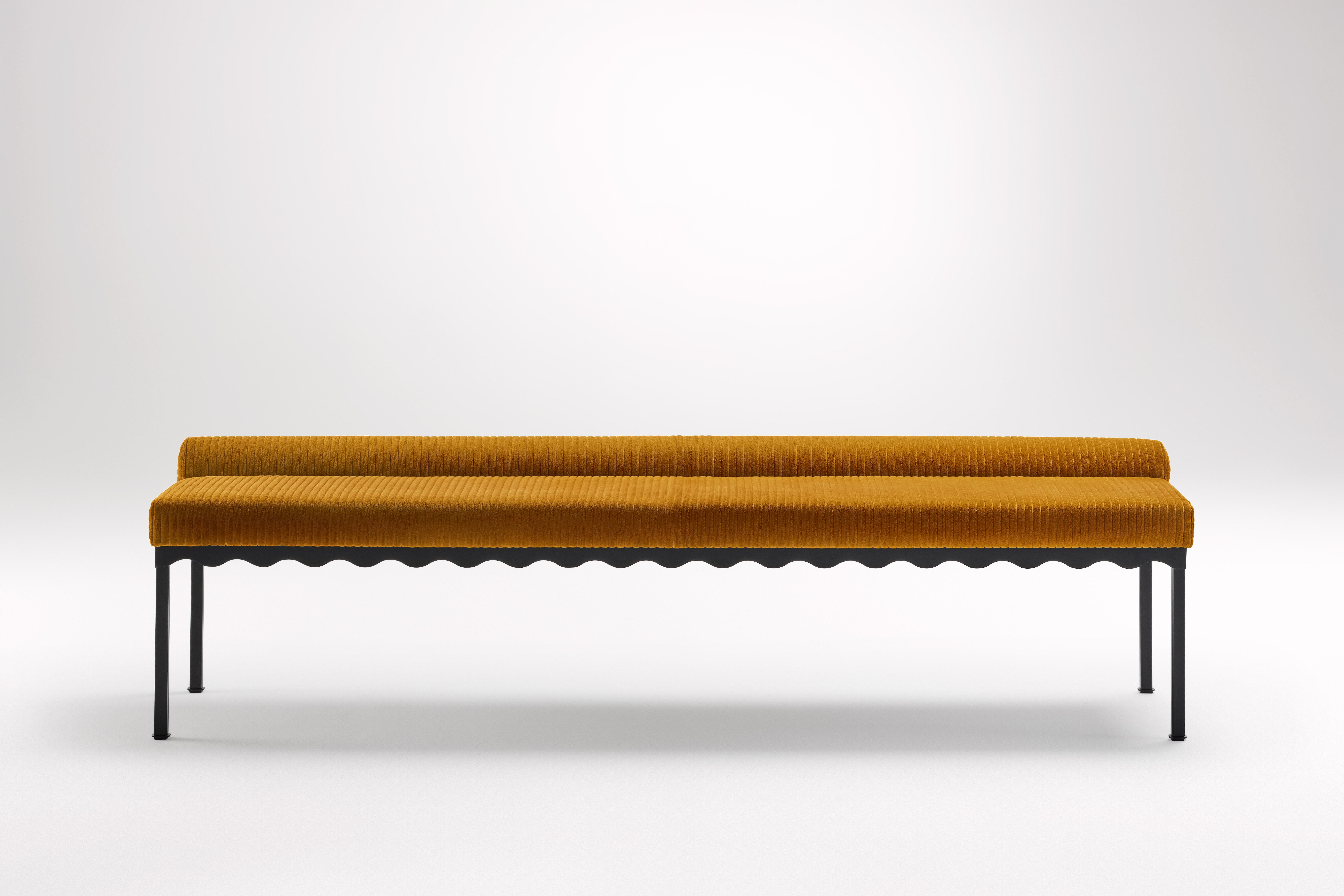 Banc Mikado Bellini 2040 de Coco Flip
Dimensions : D 204 x L 54 x H 52,5 cm
MATERIAL : Bois / Plateaux rembourrés, Cadre en acier peint par poudrage. 
Poids : 30 kg
Finitions du cadre : Noir Textura.

Coco Flip est un studio de design de meubles et